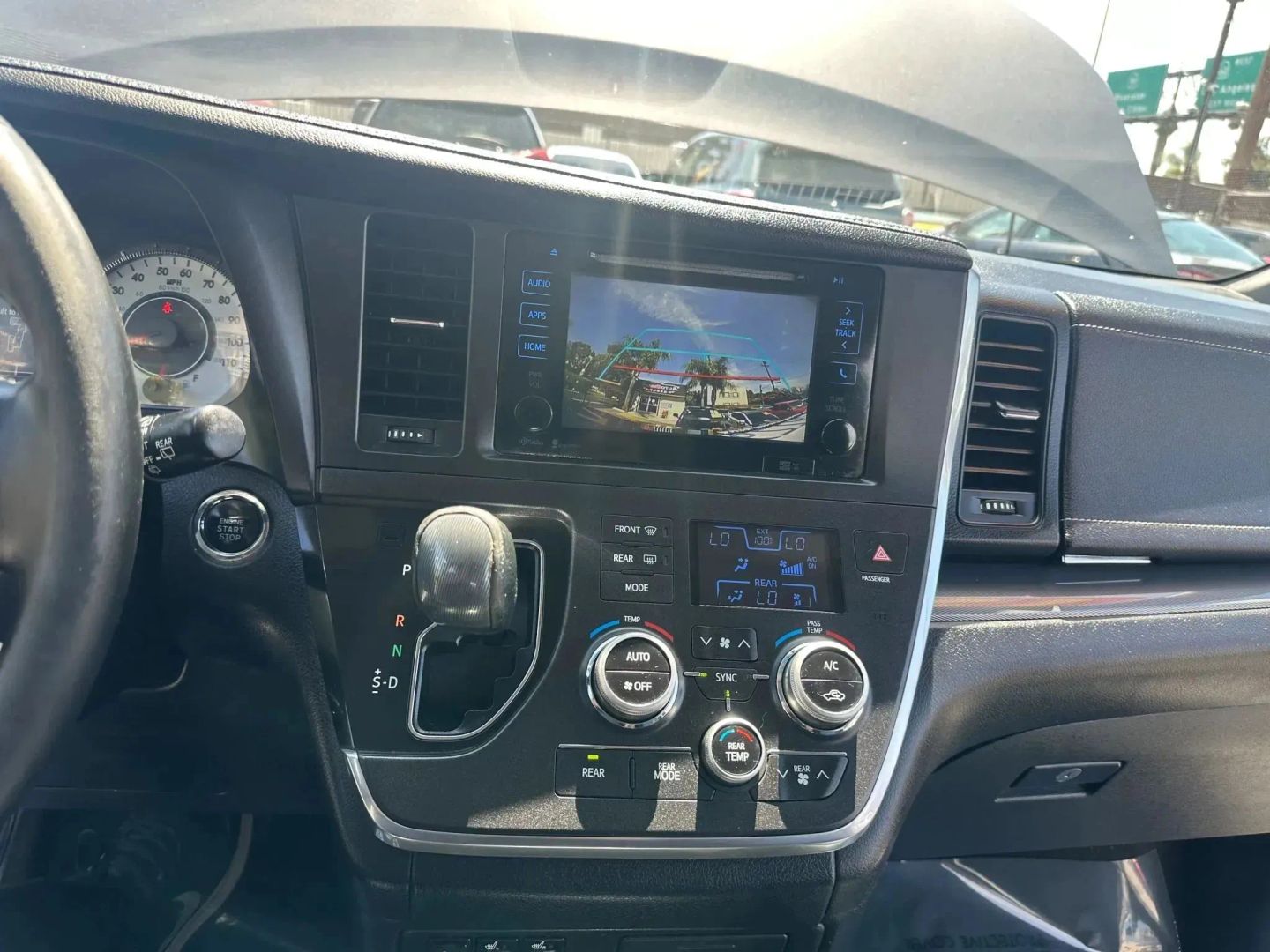 2015 Toyota Sienna SE - Photo 25