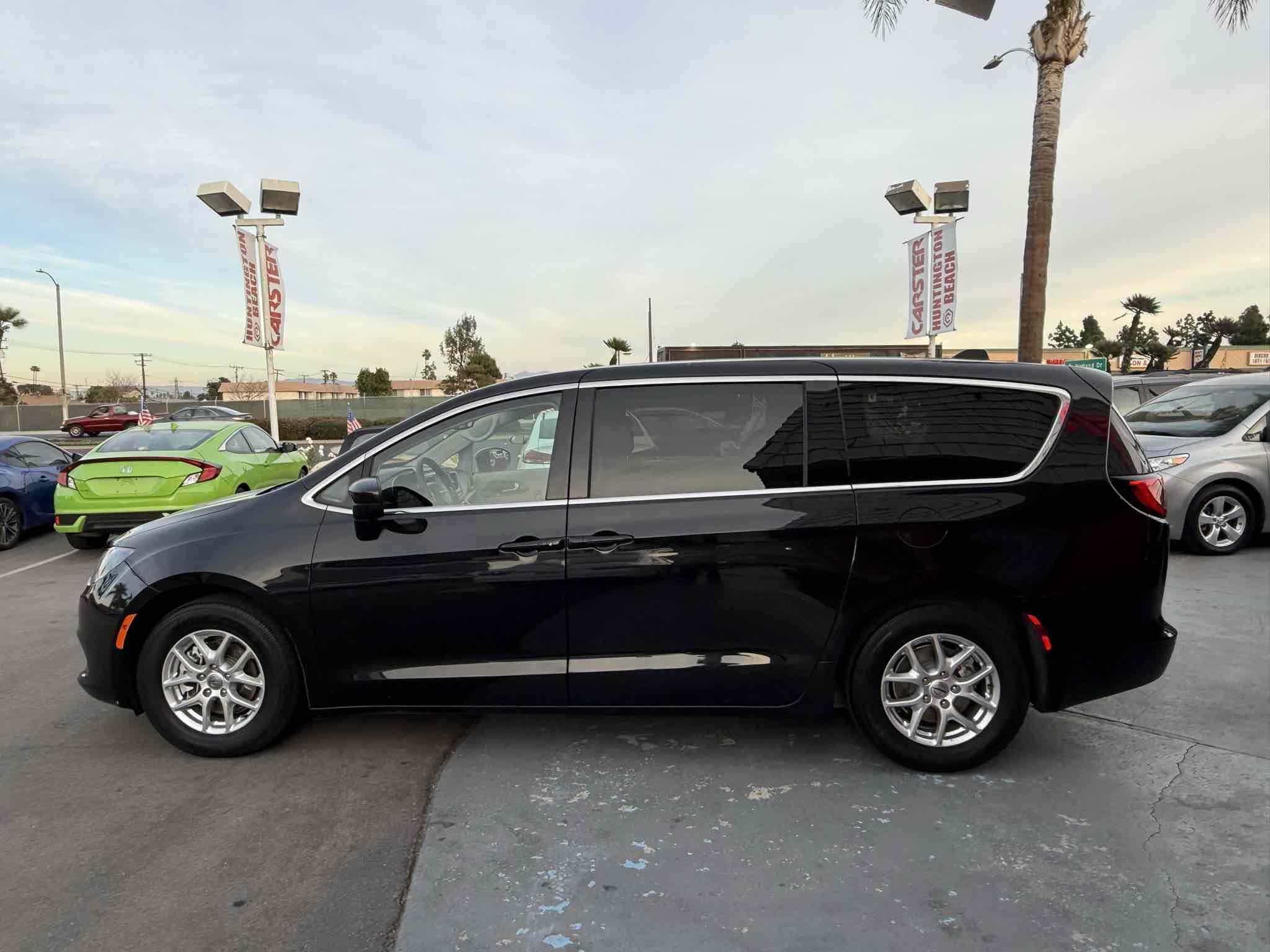 2023 Chrysler Voyager LX photo 6