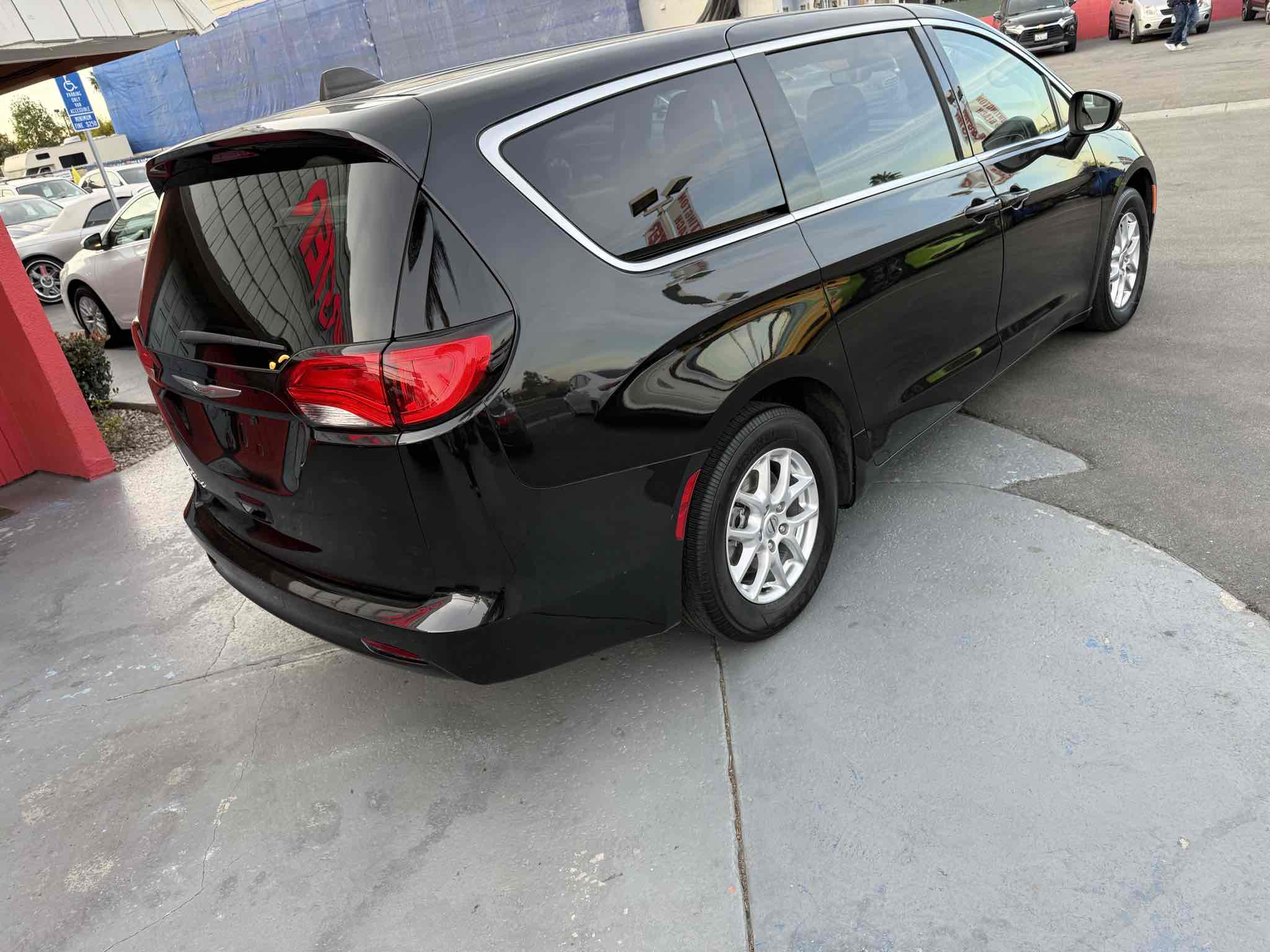 2023 Chrysler Voyager LX photo 8