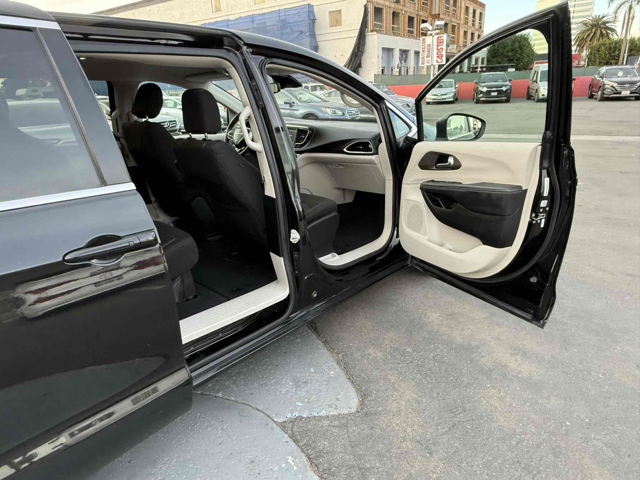 2023 Chrysler Voyager LX photo 13