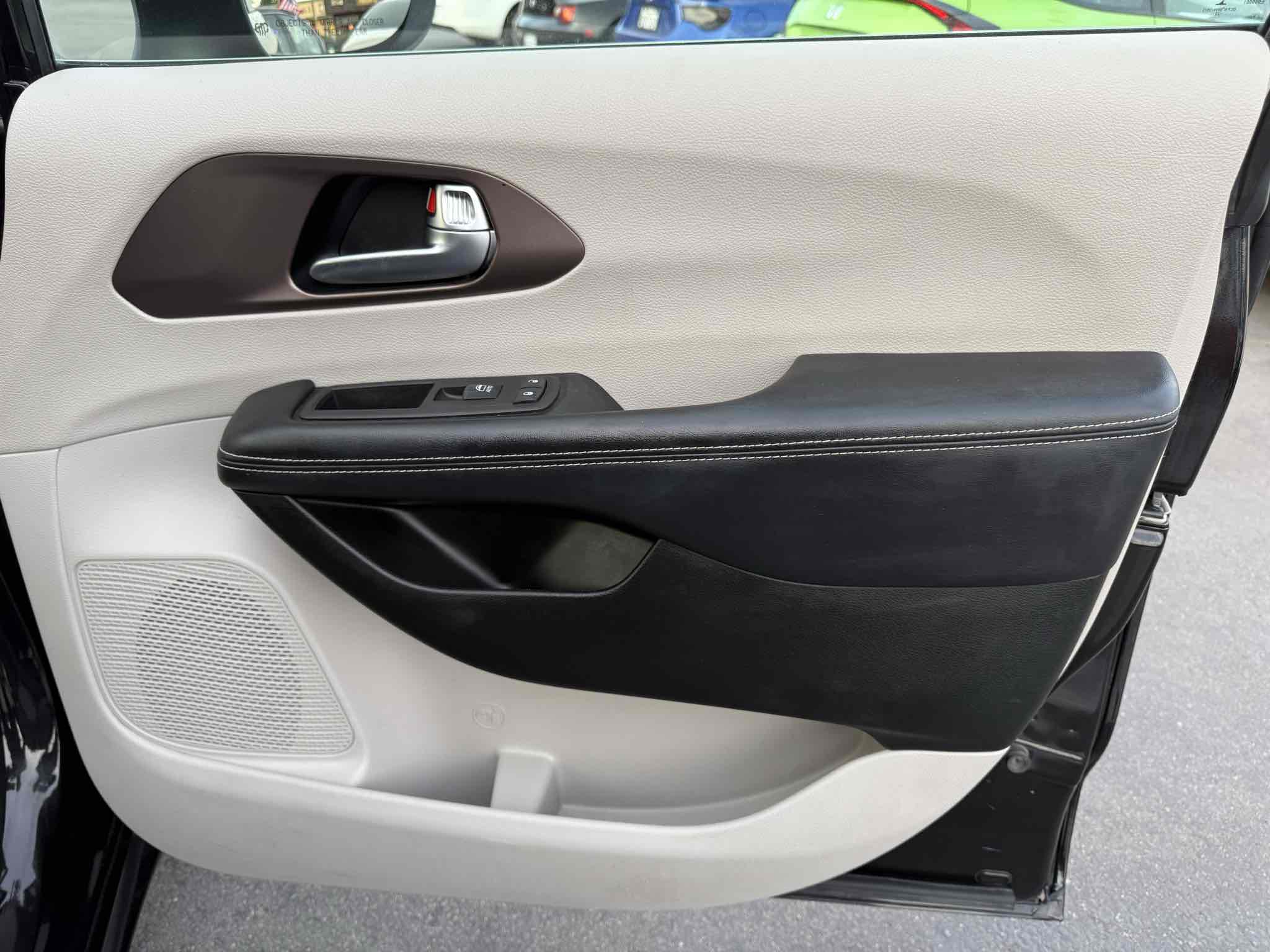 2023 Chrysler Voyager LX photo 14