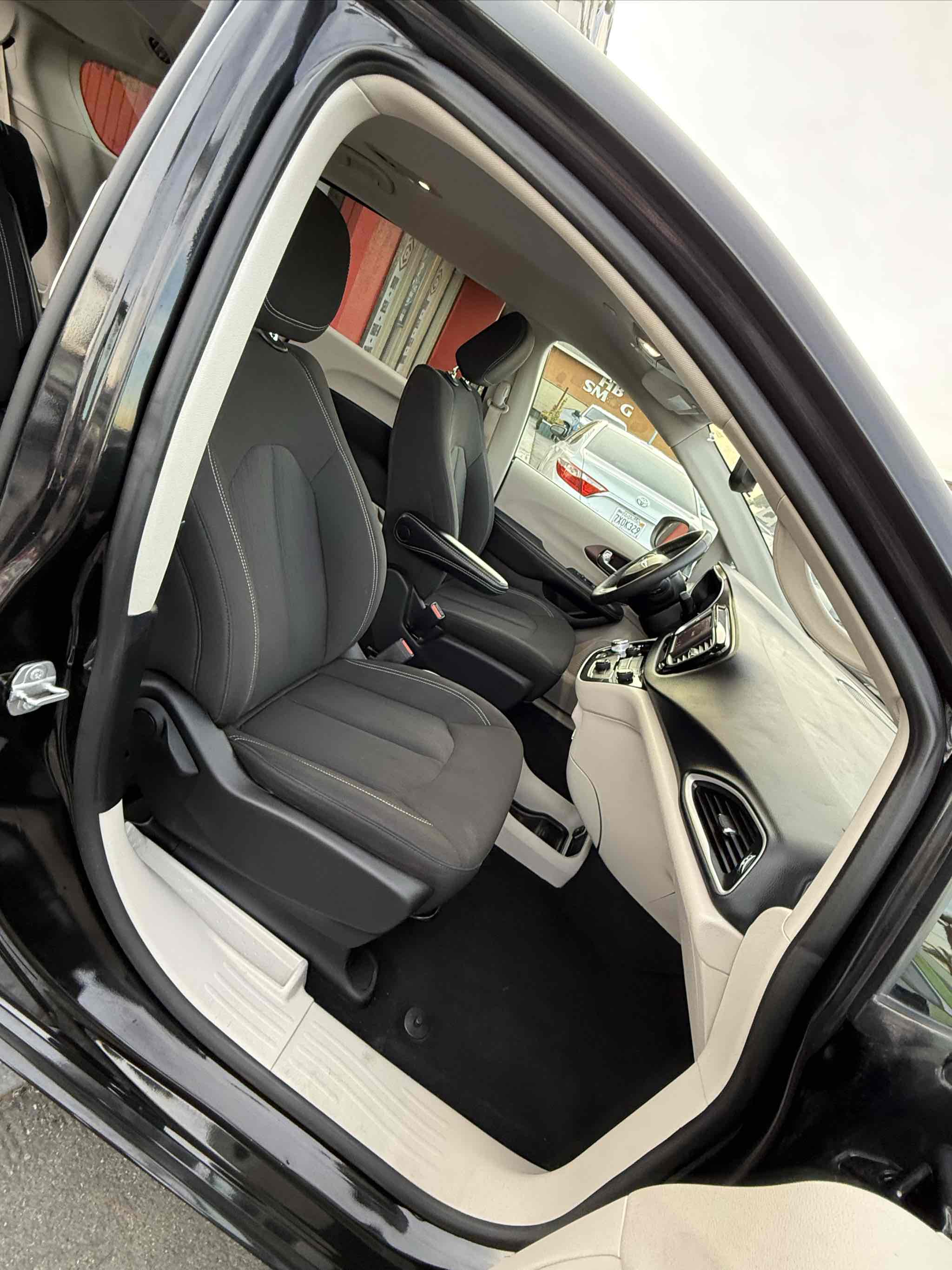 2023 Chrysler Voyager LX photo 15