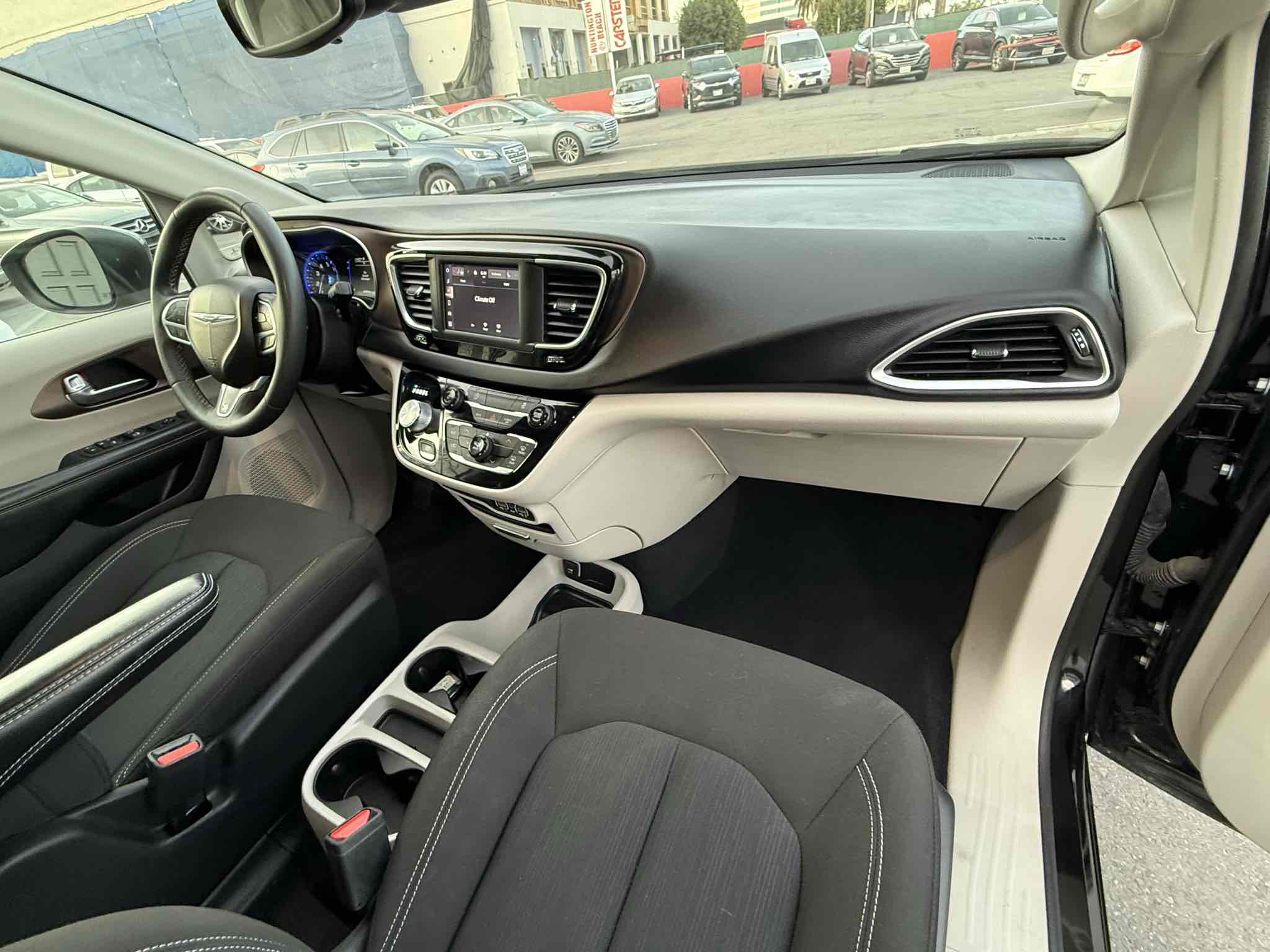 2023 Chrysler Voyager LX photo 17