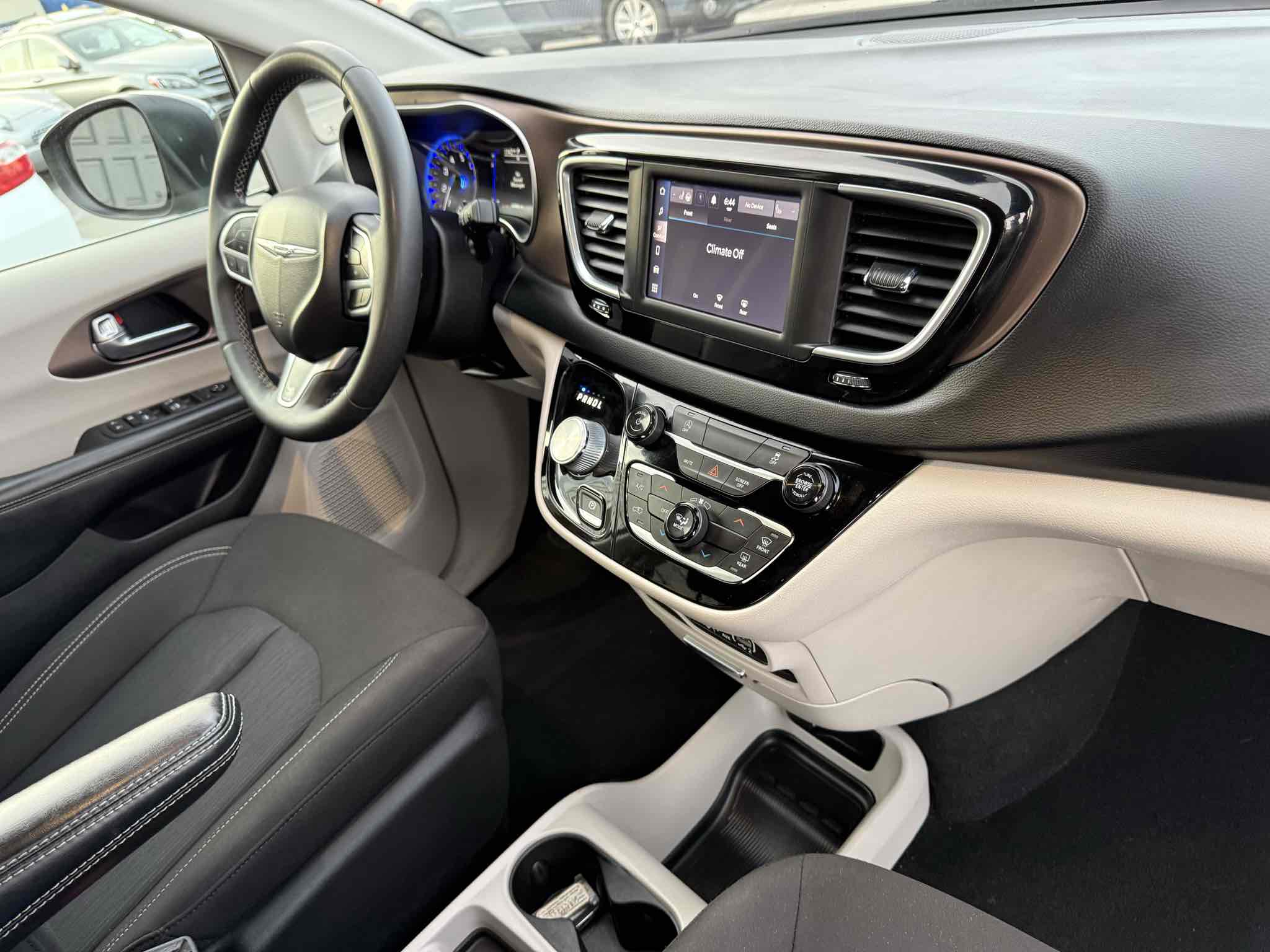 2023 Chrysler Voyager LX photo 18