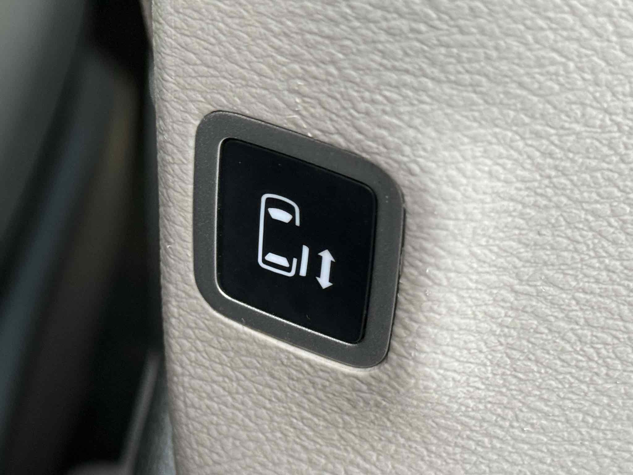 2023 Chrysler Voyager LX photo 30