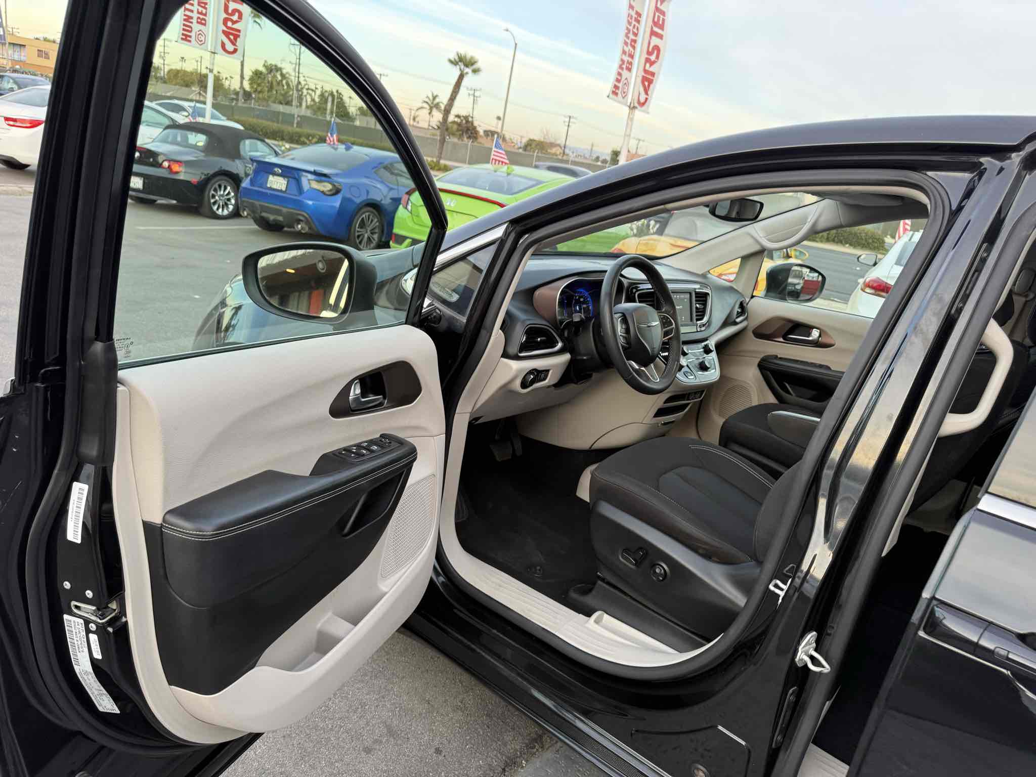 2023 Chrysler Voyager LX photo 41