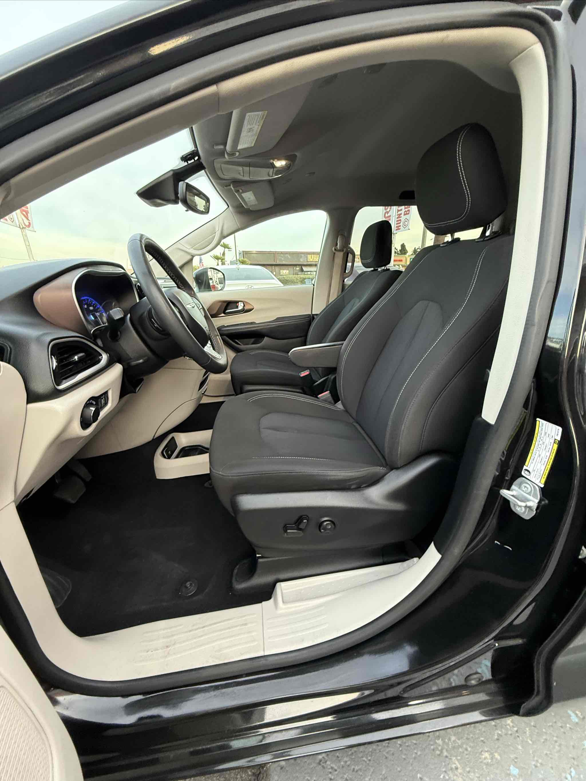 2023 Chrysler Voyager LX photo 43