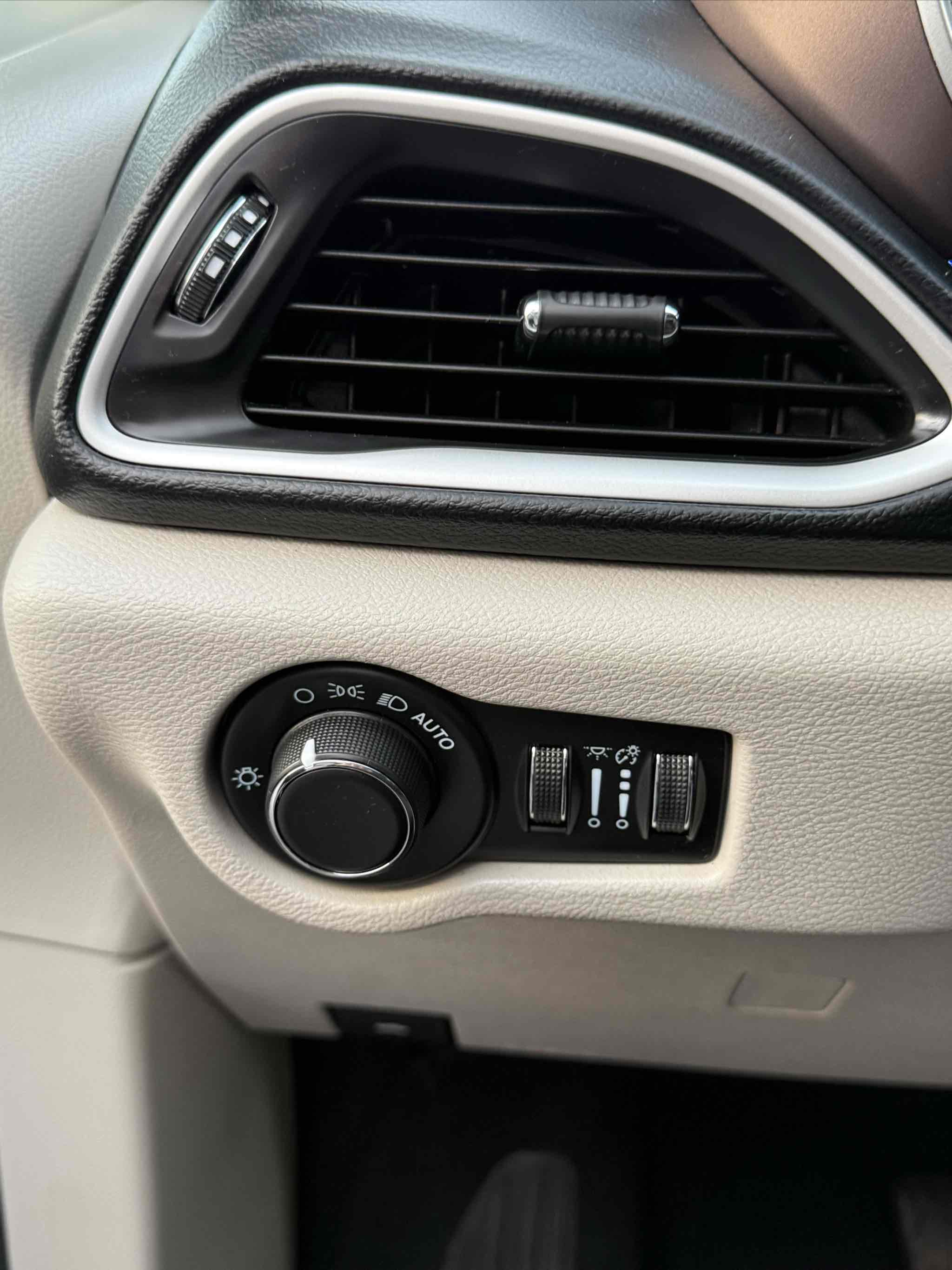 2023 Chrysler Voyager LX photo 48