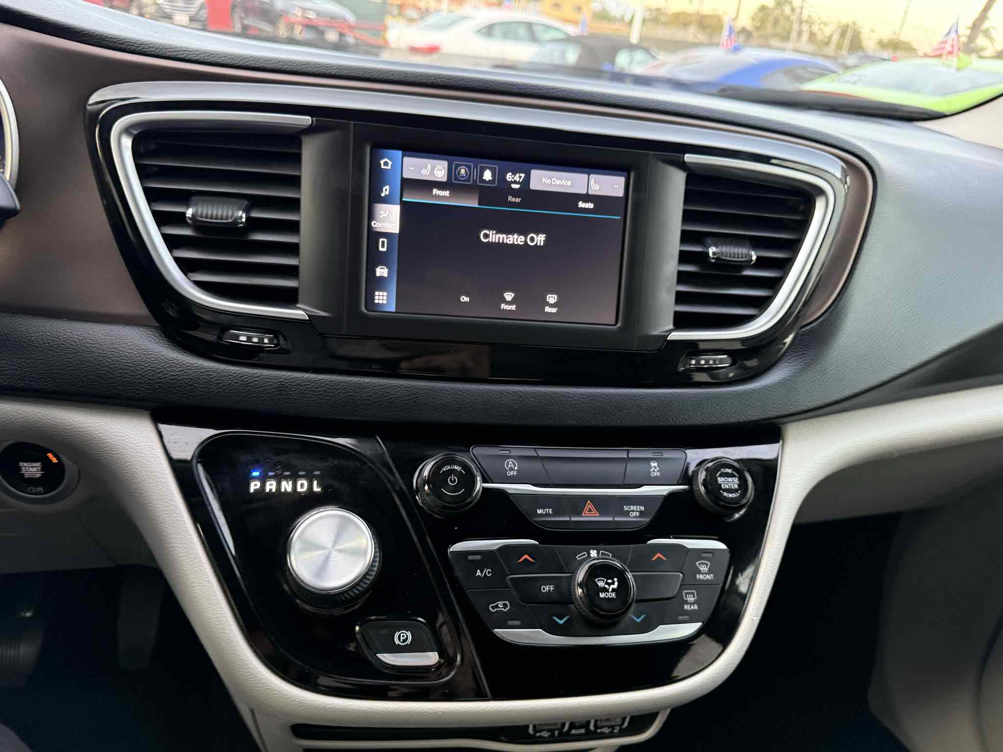 2023 Chrysler Voyager LX photo 57