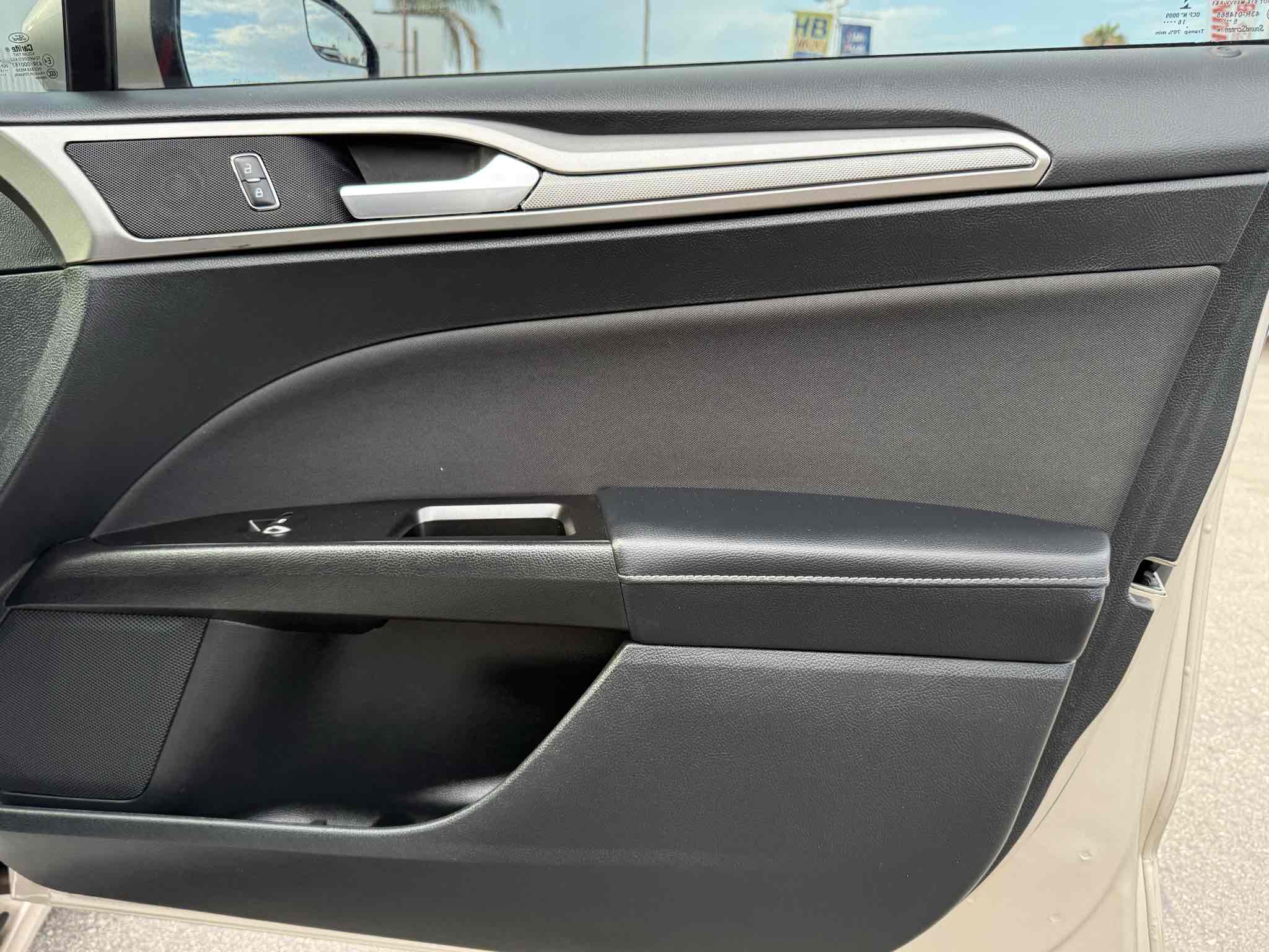 2017 Ford Fusion SE Hybrid photo 21