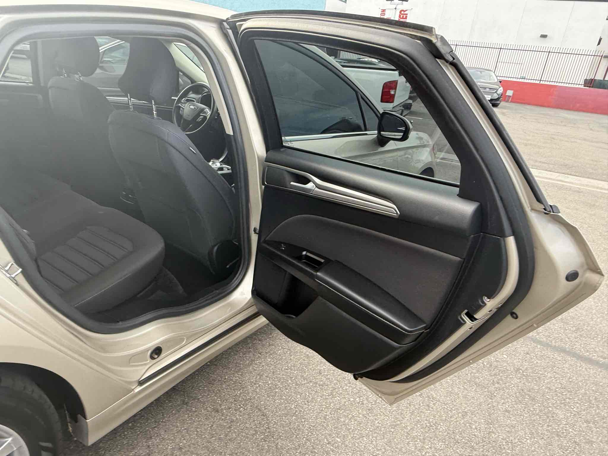 2017 Ford Fusion SE Hybrid photo 25