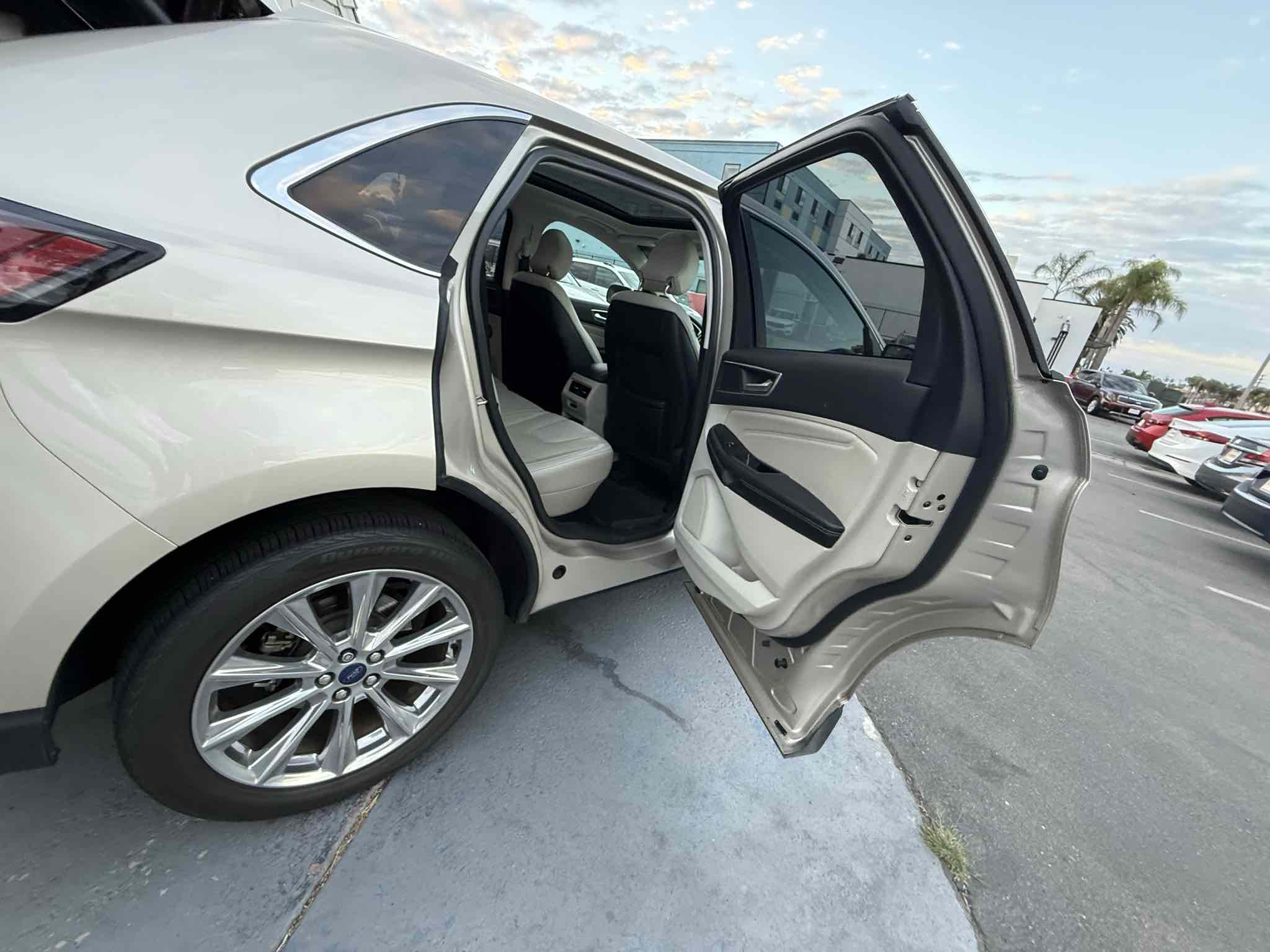 2017 Ford Edge Titanium photo 46