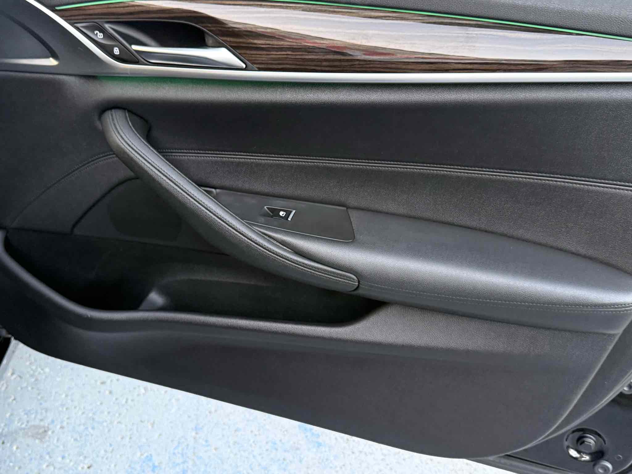 Photo 48 of this BMW 5 Series