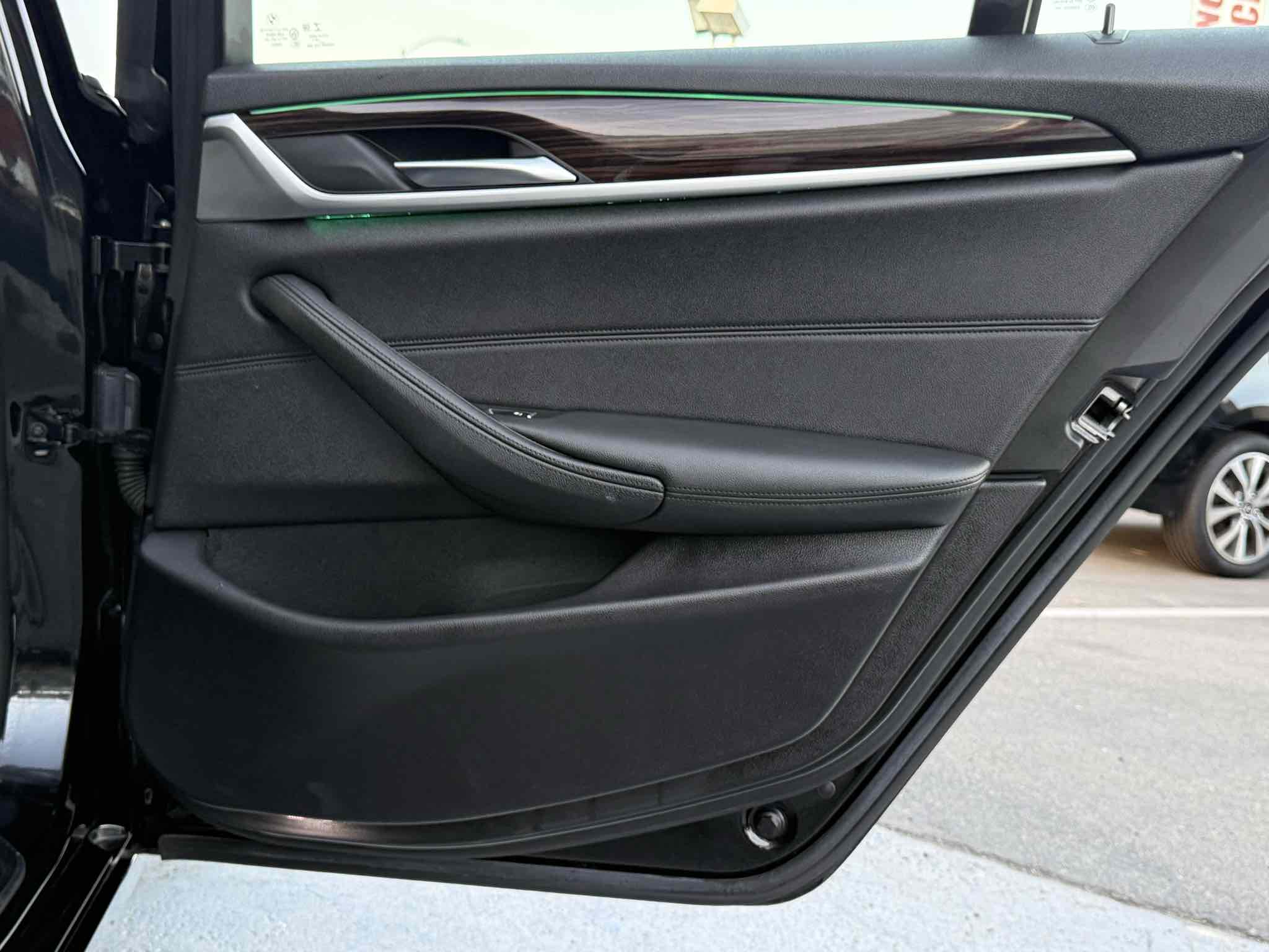 Photo 59 of this BMW 5 Series