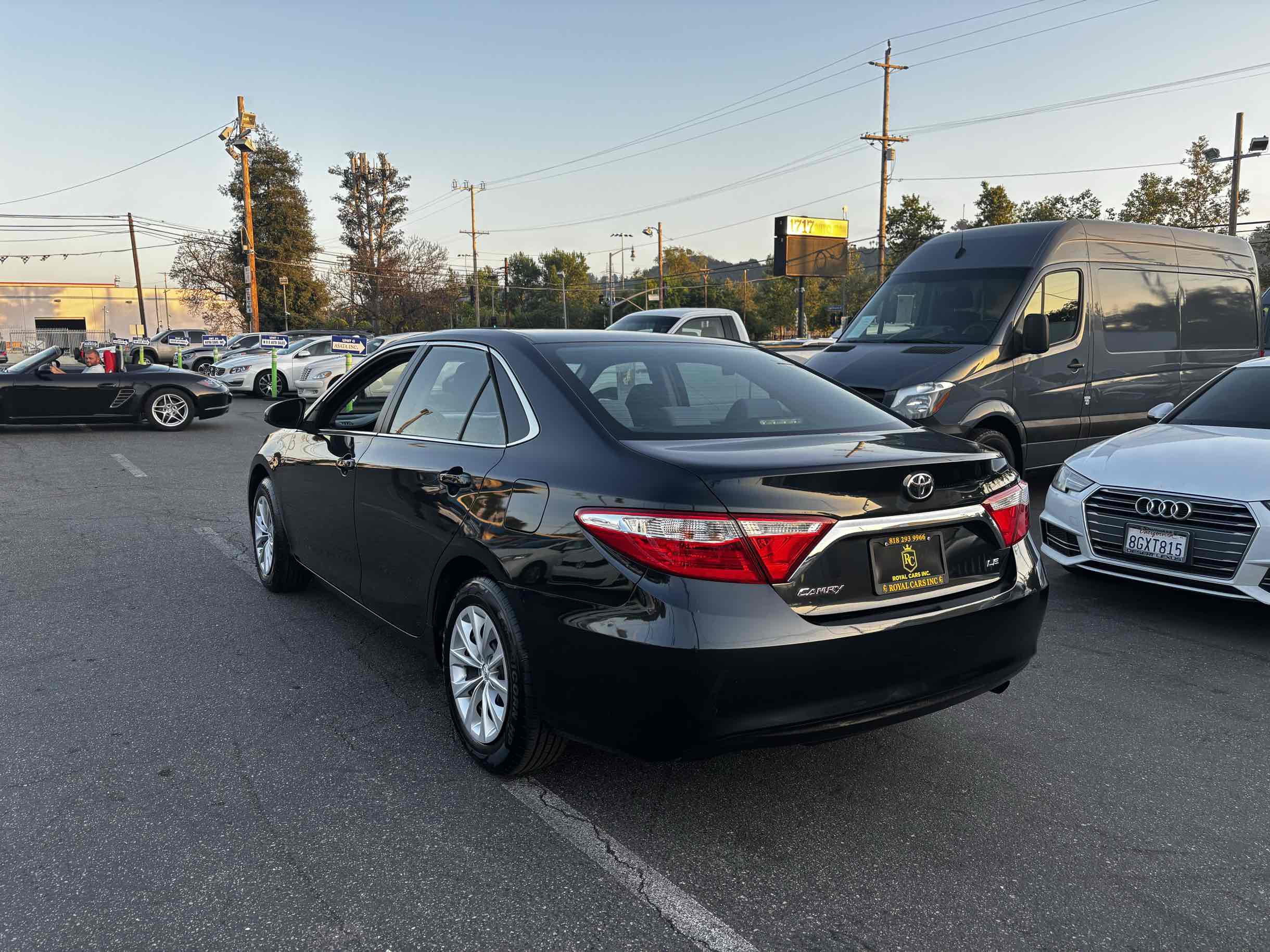 2016 Toyota Camry LE photo 2