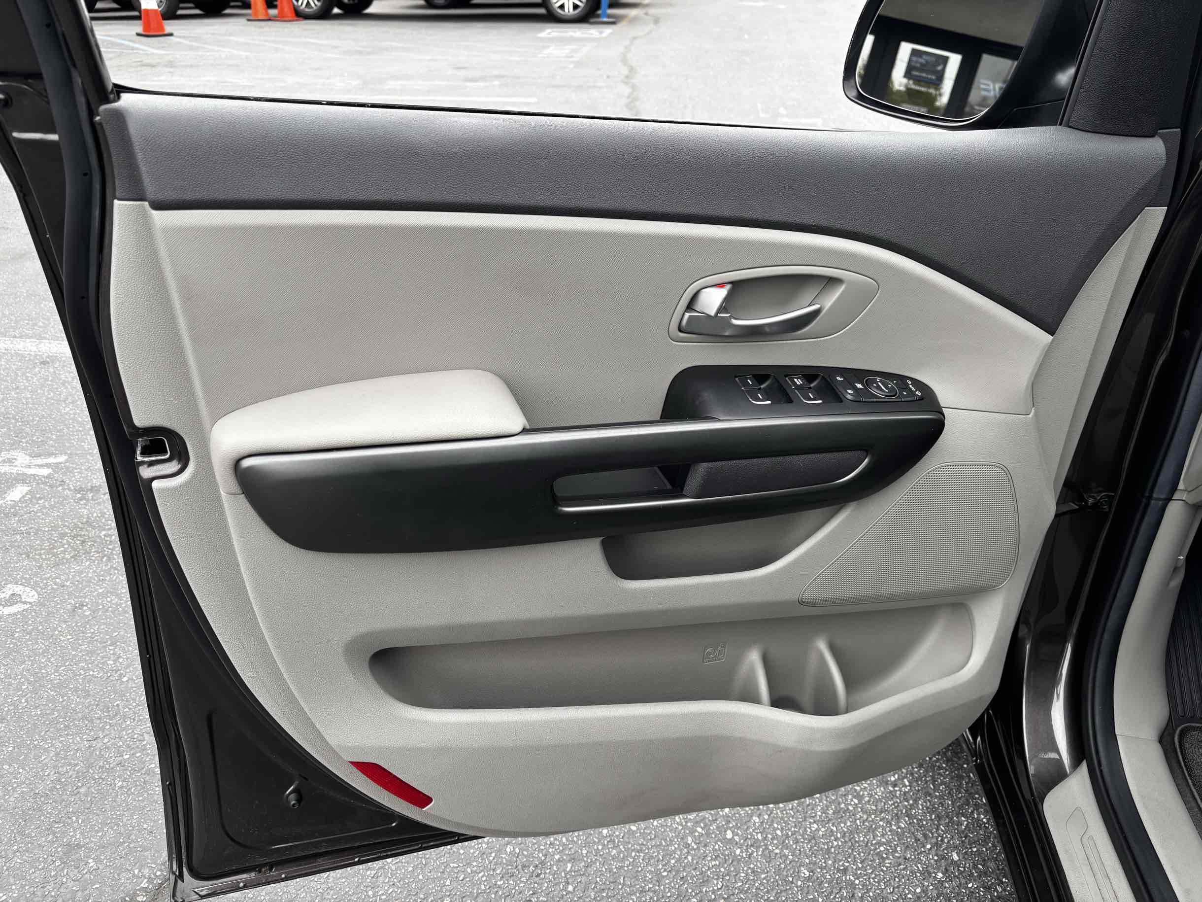 2016 Kia Sedona LX photo 5