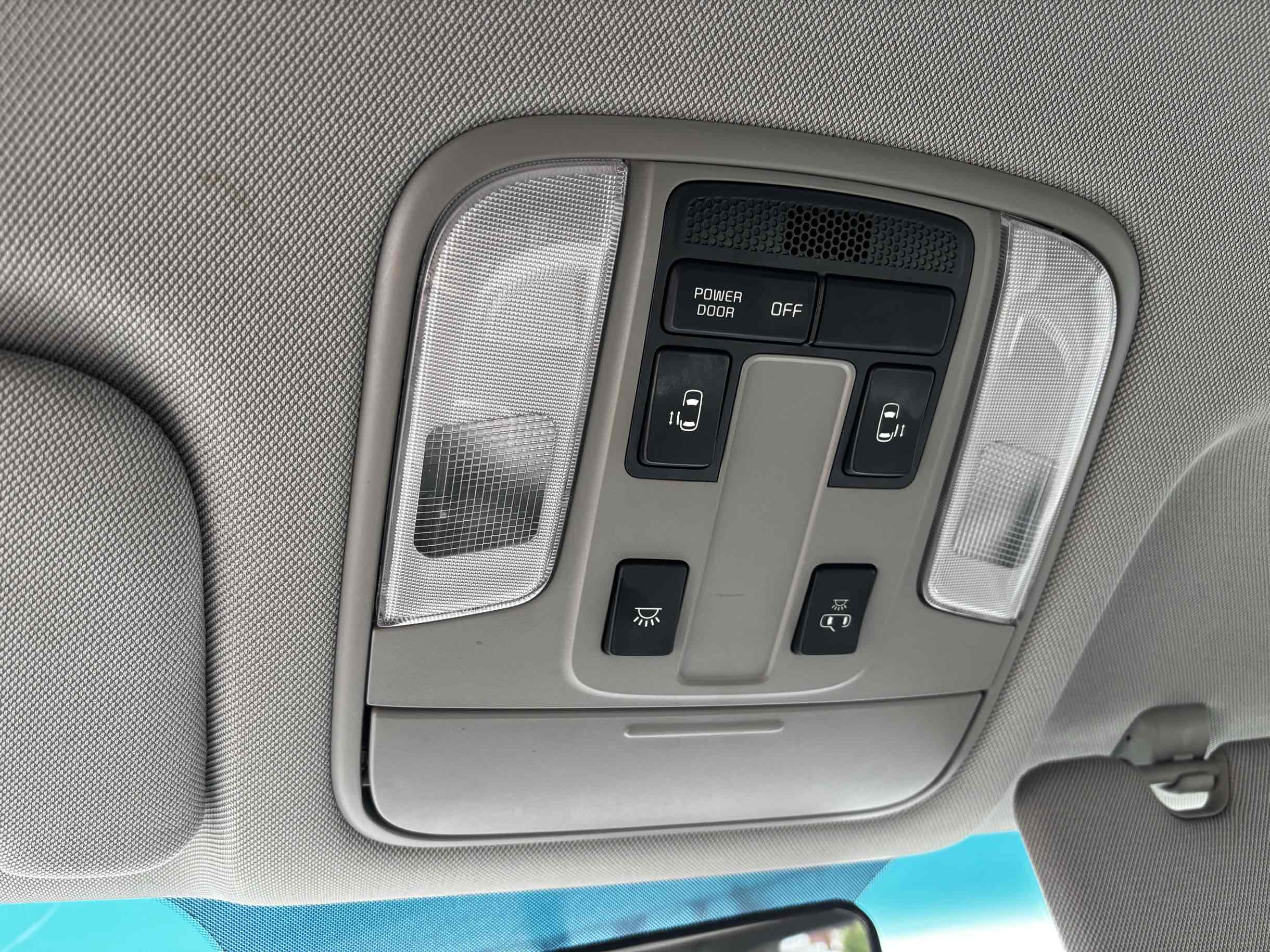 2016 Kia Sedona LX photo 18
