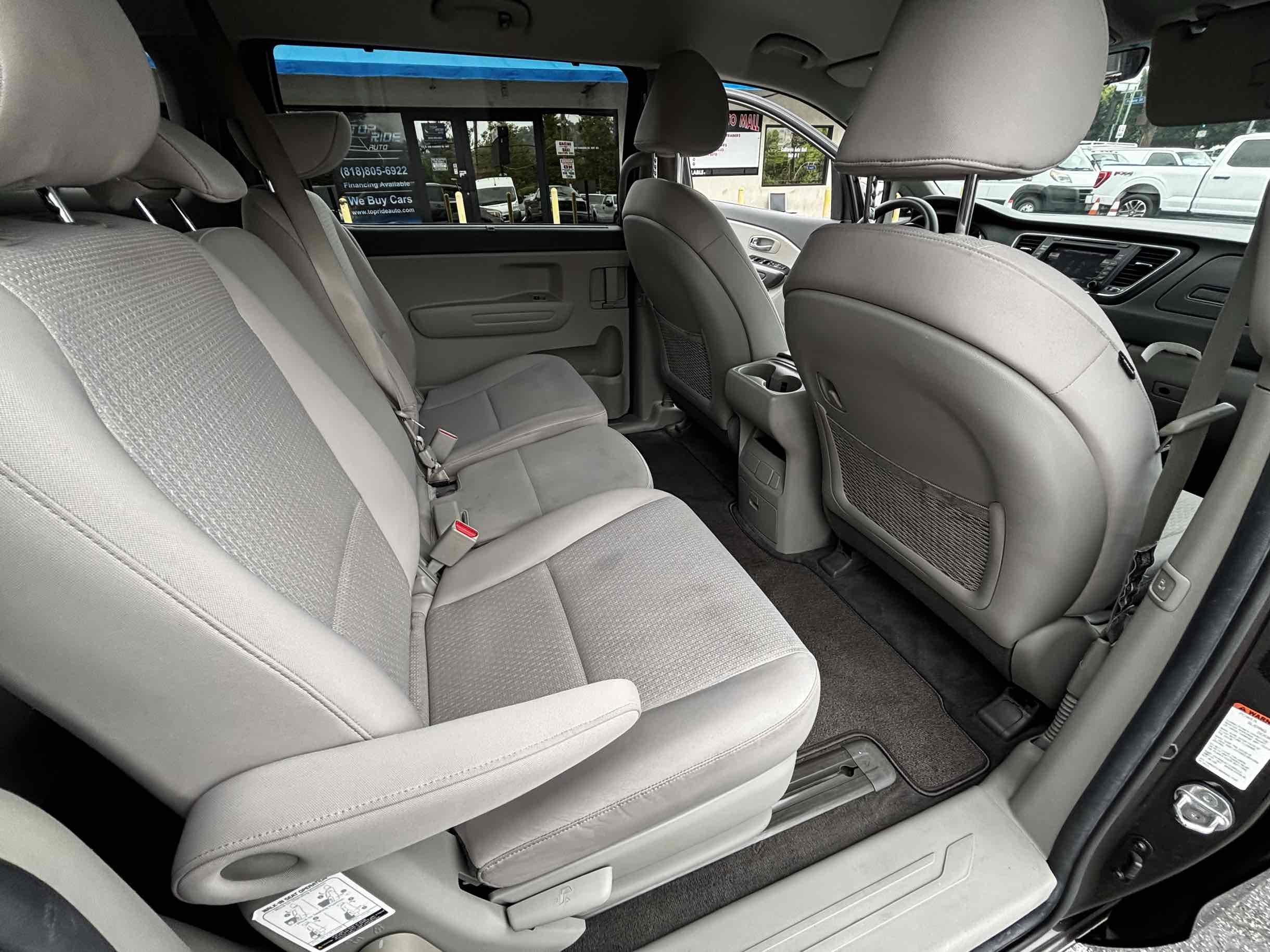 2016 Kia Sedona LX photo 29