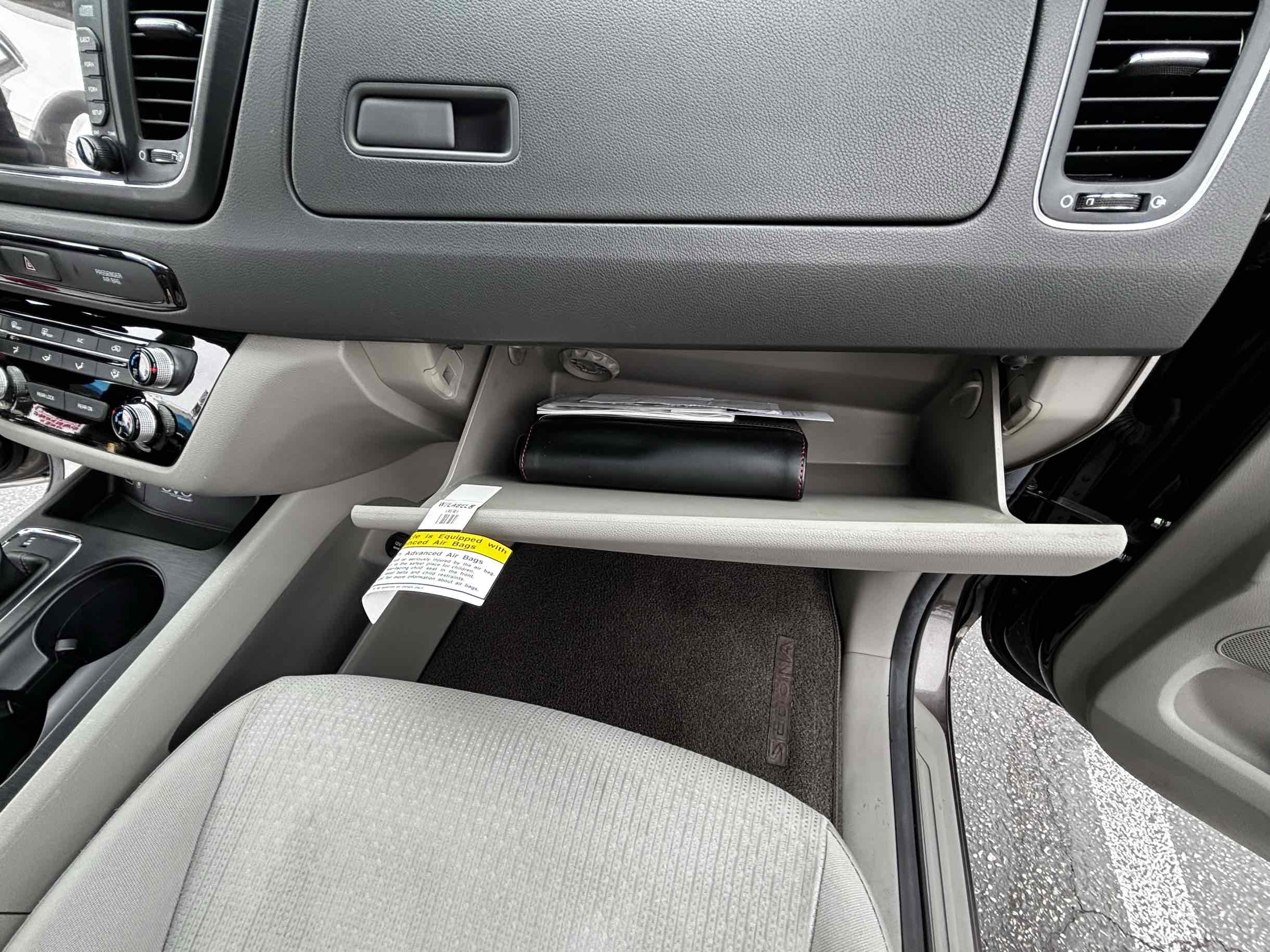 2016 Kia Sedona LX photo 32