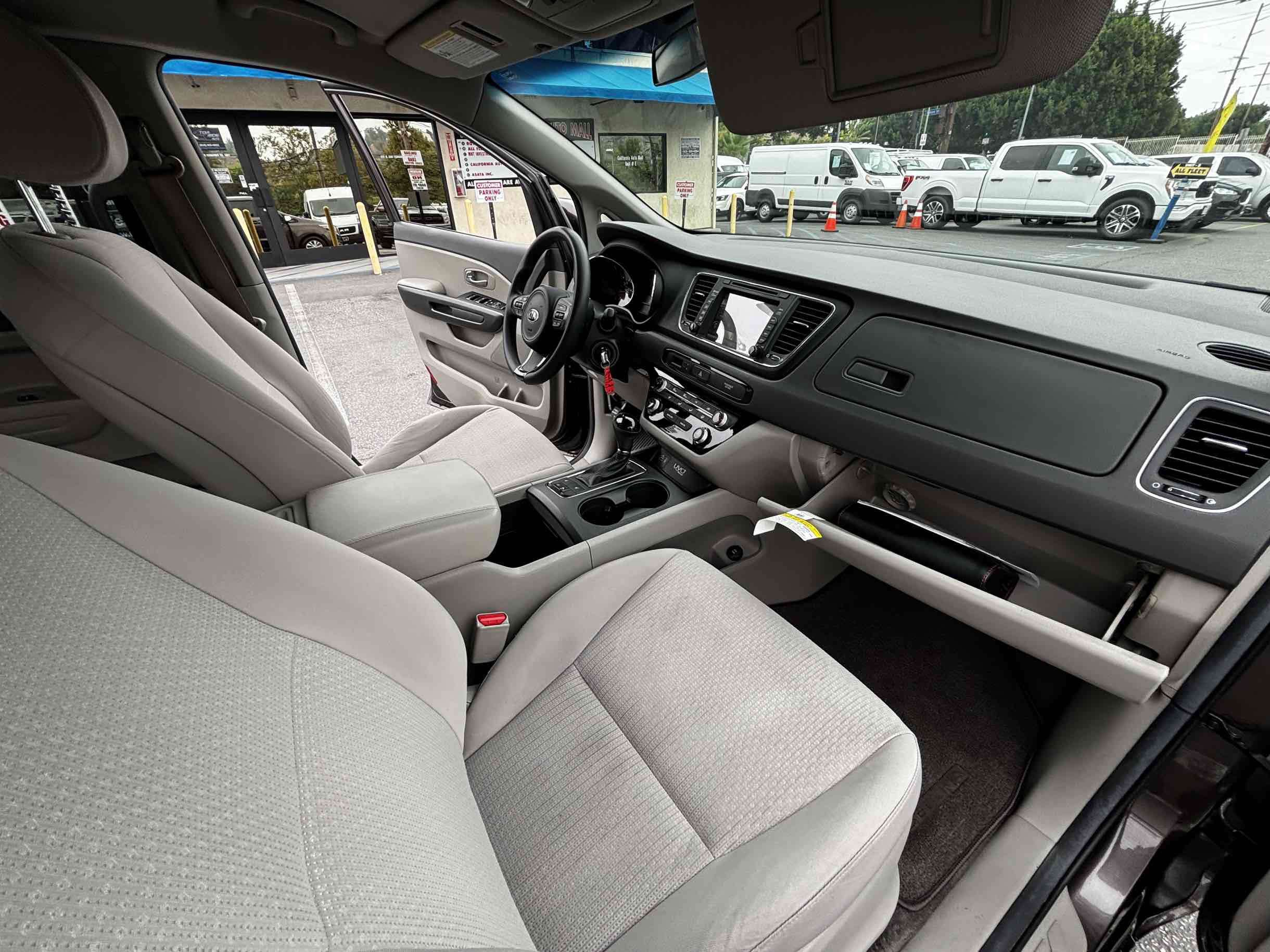 2016 Kia Sedona LX photo 33
