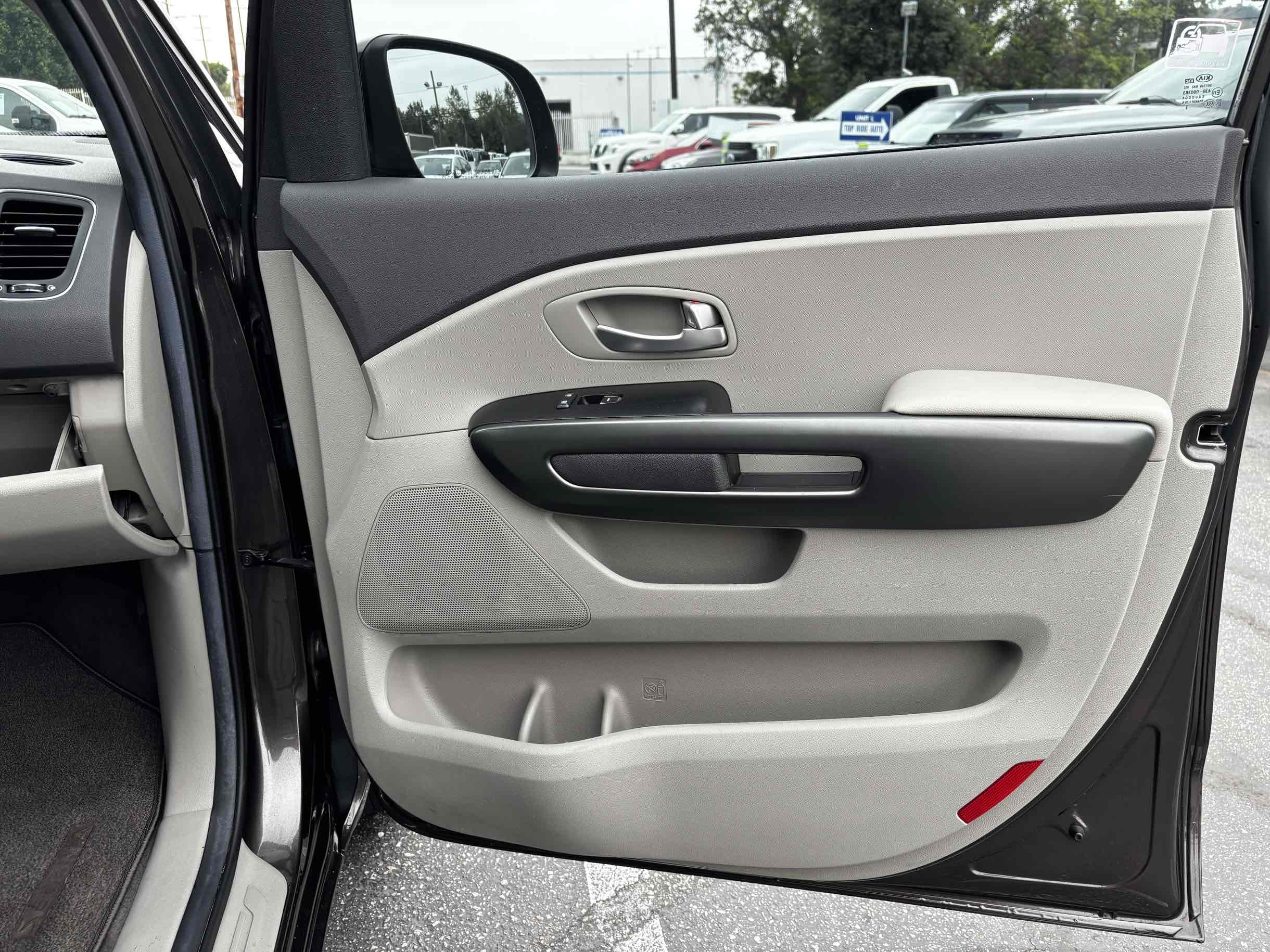 2016 Kia Sedona LX photo 34
