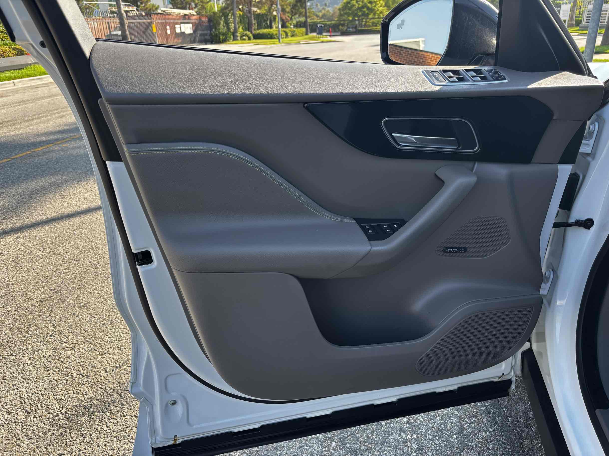 2018 Jaguar F-PACE R-Dynamic SE photo 3