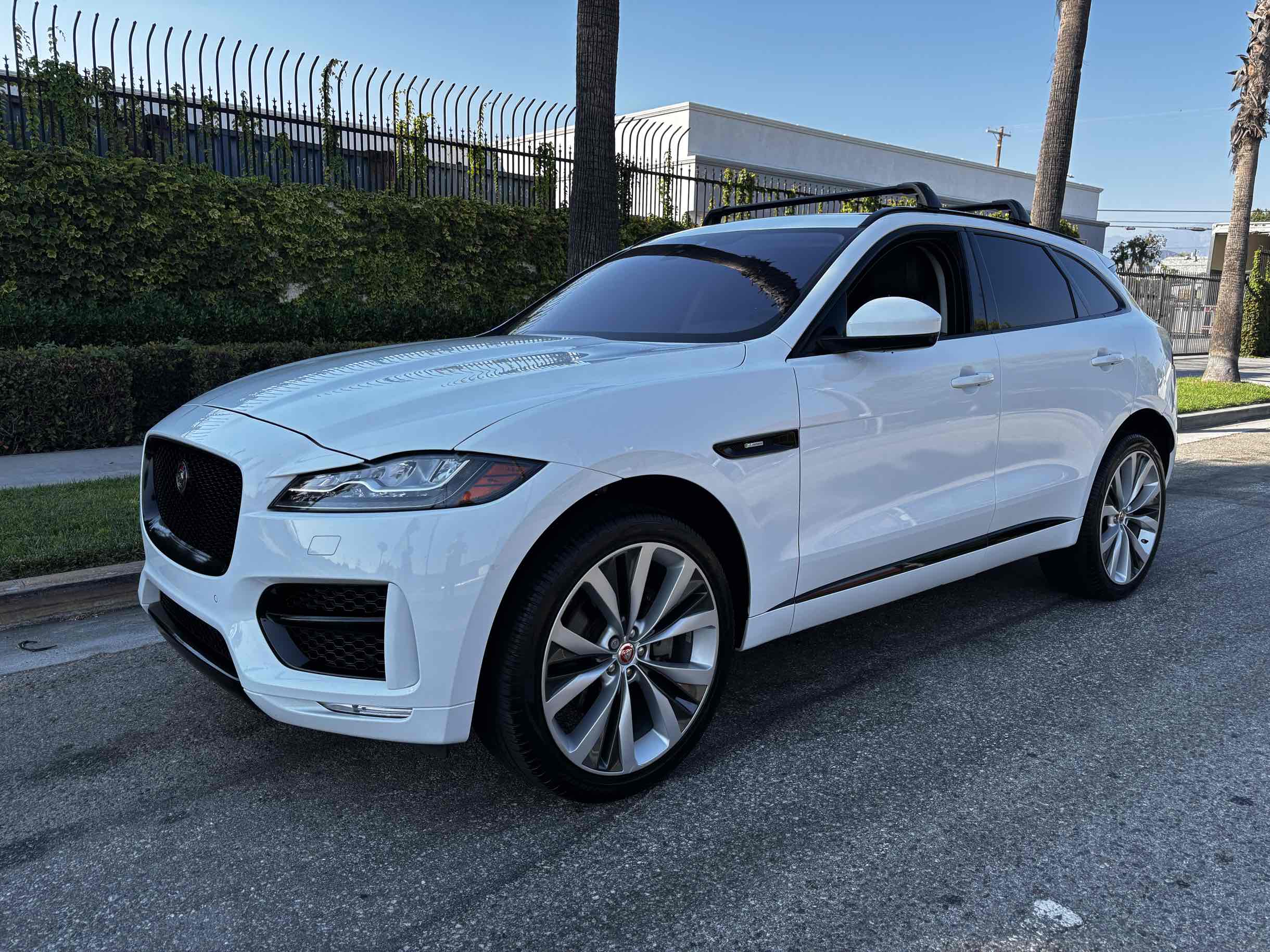 2018 Jaguar F-PACE R-Dynamic SE photo 40