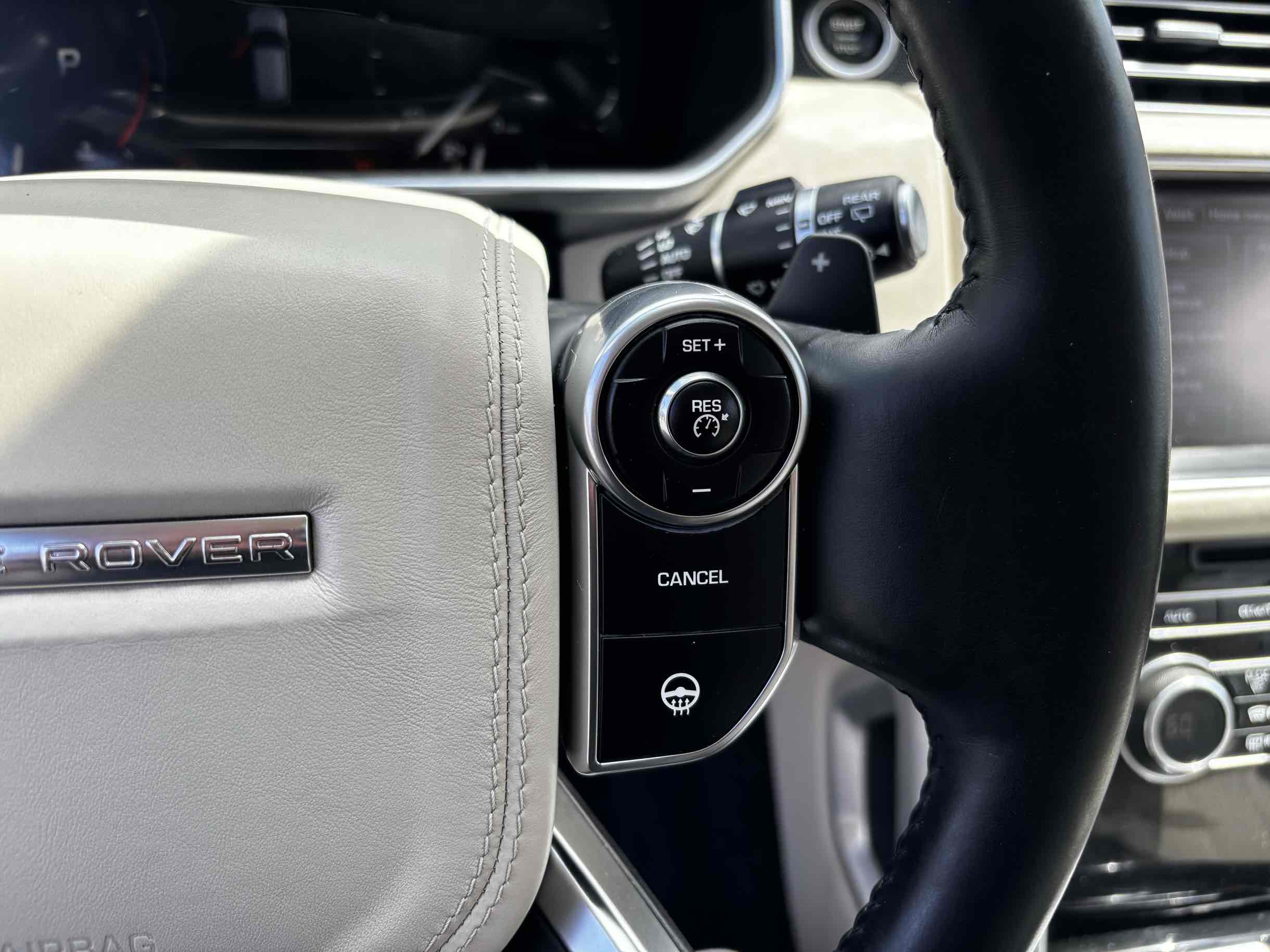 2014 Land Rover Range Rover HSE photo 9