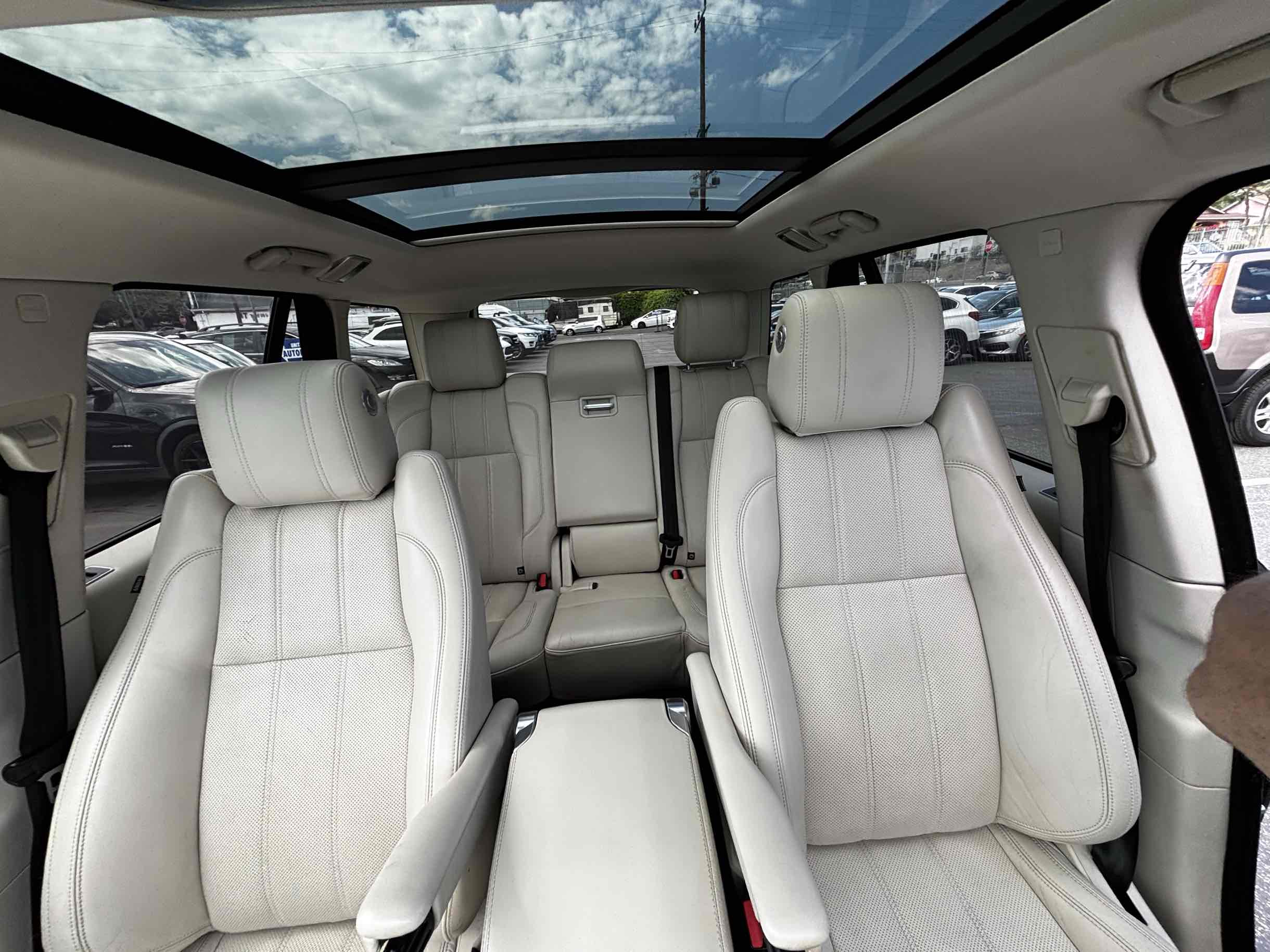 2014 Land Rover Range Rover HSE photo 18