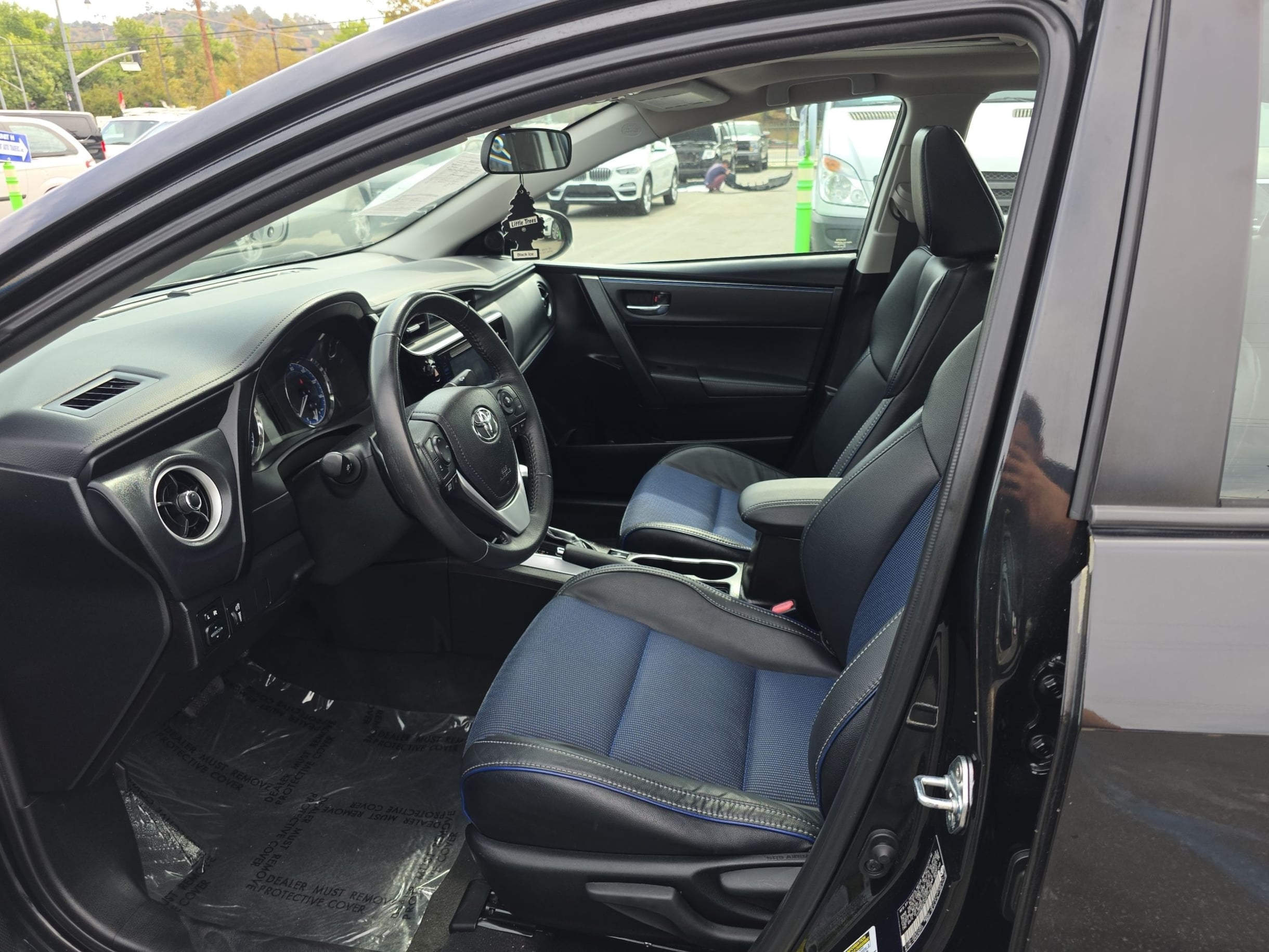2017 Toyota Corolla SE photo 9