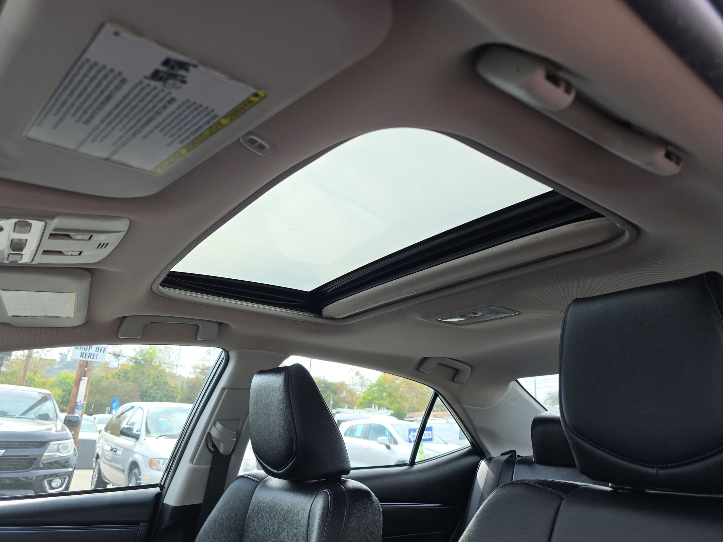 2017 Toyota Corolla SE photo 24