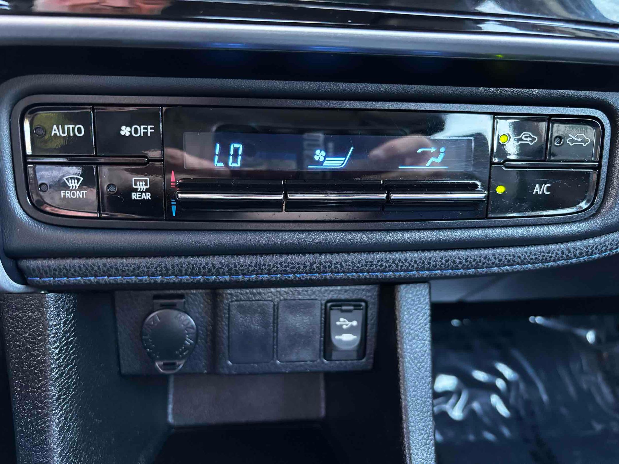 2017 Toyota Corolla SE photo 31