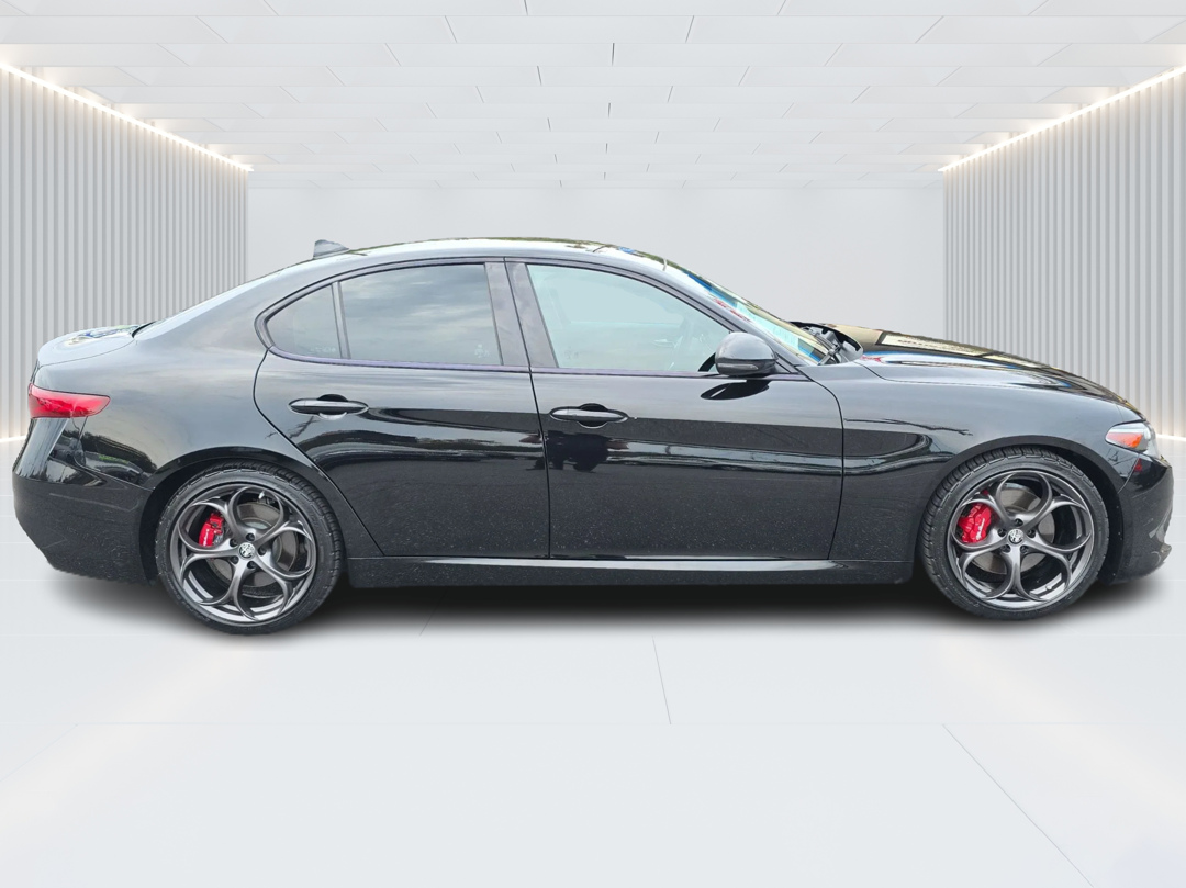 2019 Alfa Romeo Giulia Sport photo 4