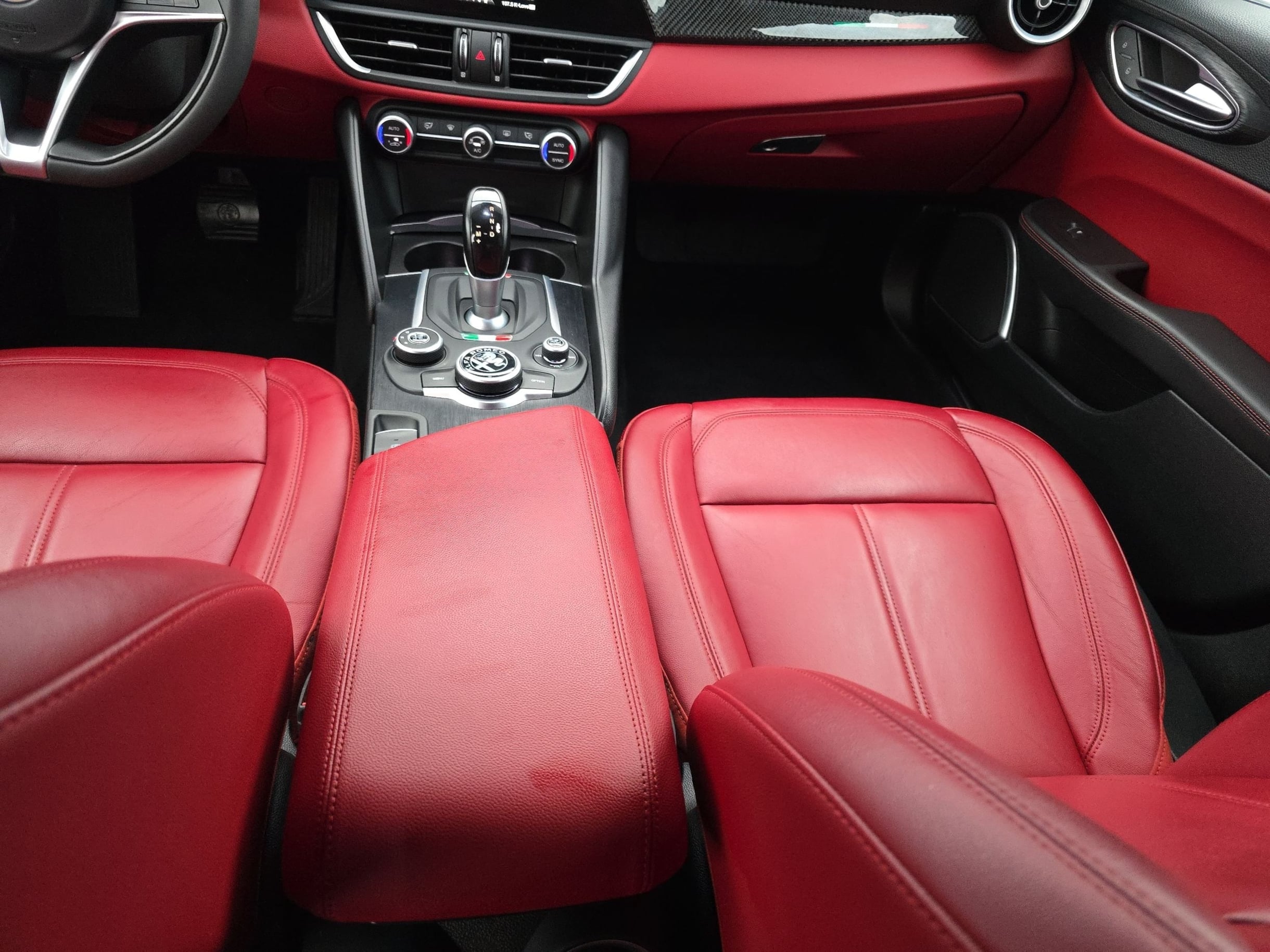2019 Alfa Romeo Giulia Sport photo 24