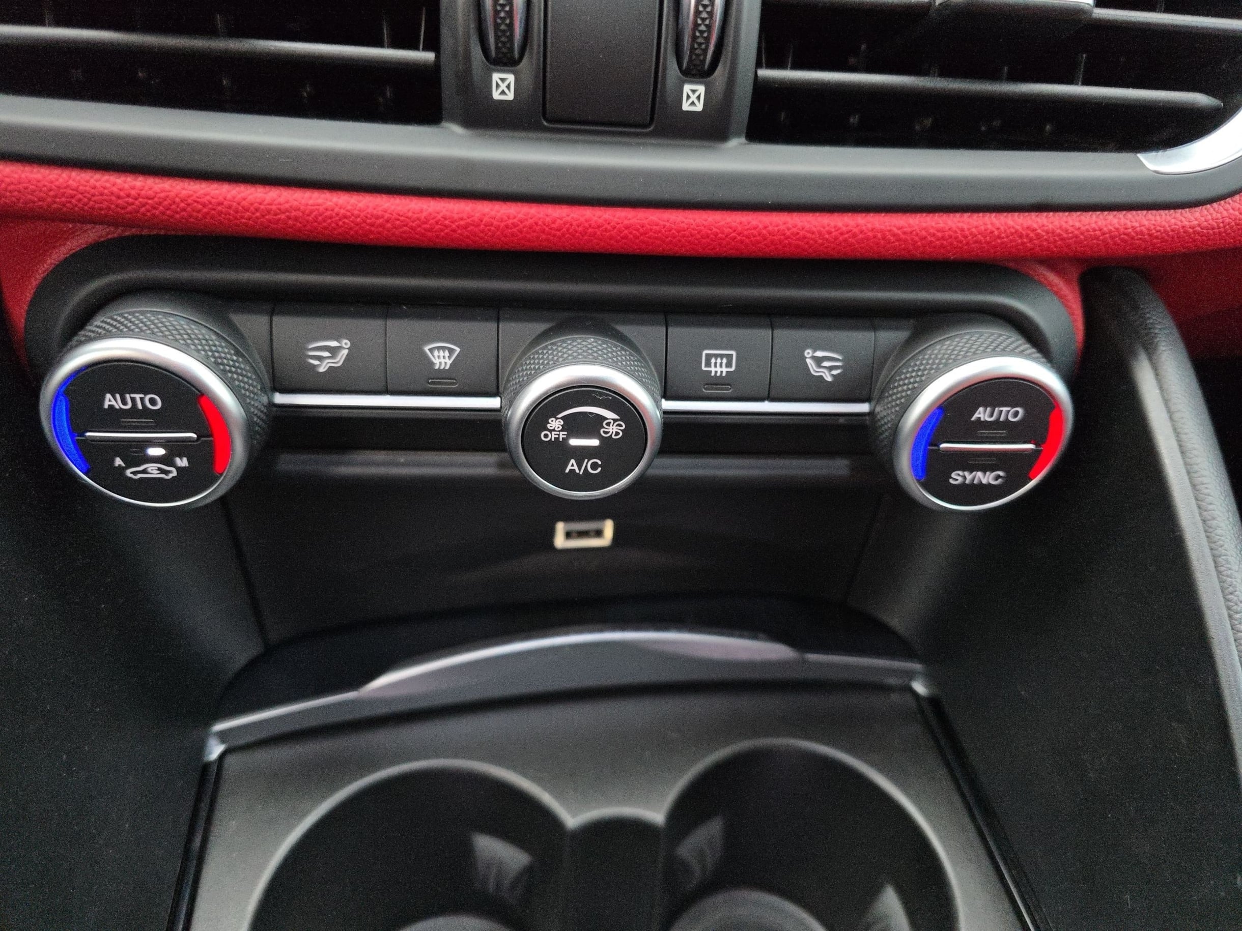 2019 Alfa Romeo Giulia Sport photo 41