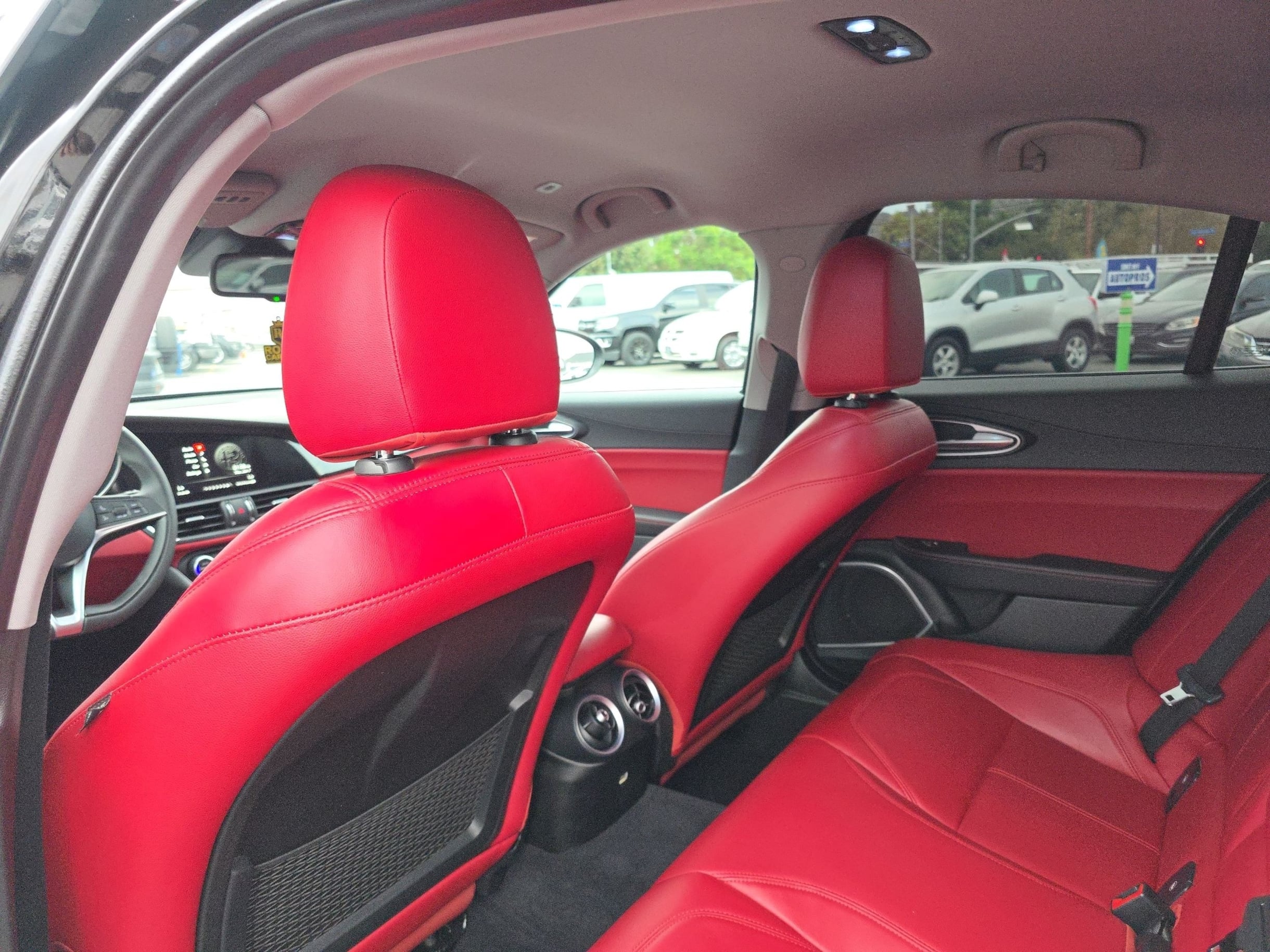 2019 Alfa Romeo Giulia Sport photo 23