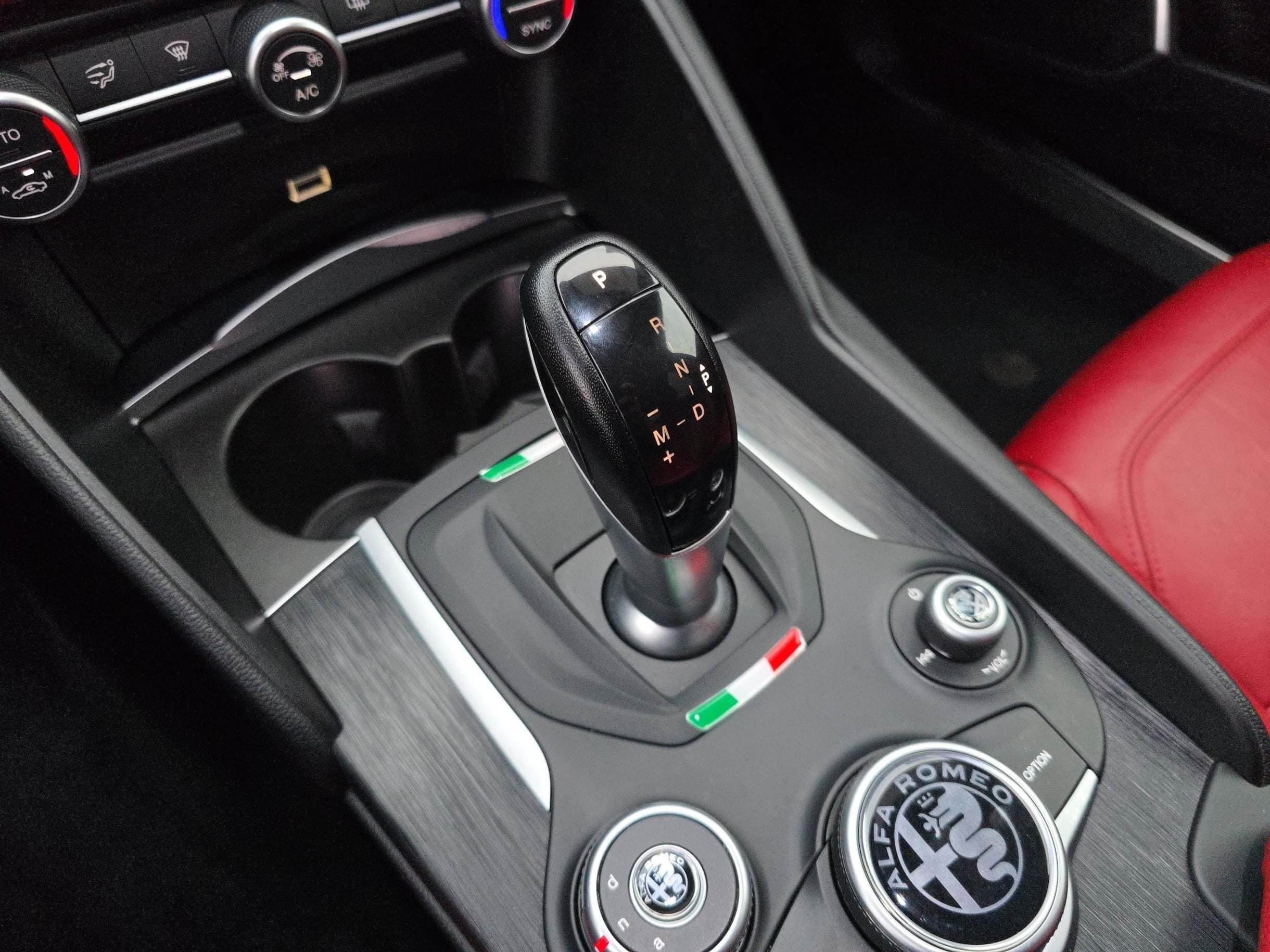 2019 Alfa Romeo Giulia Sport photo 53
