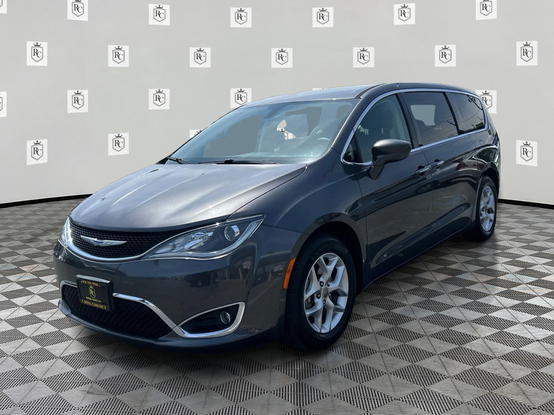 2019 Chrysler Pacifica Touring Plus's photo