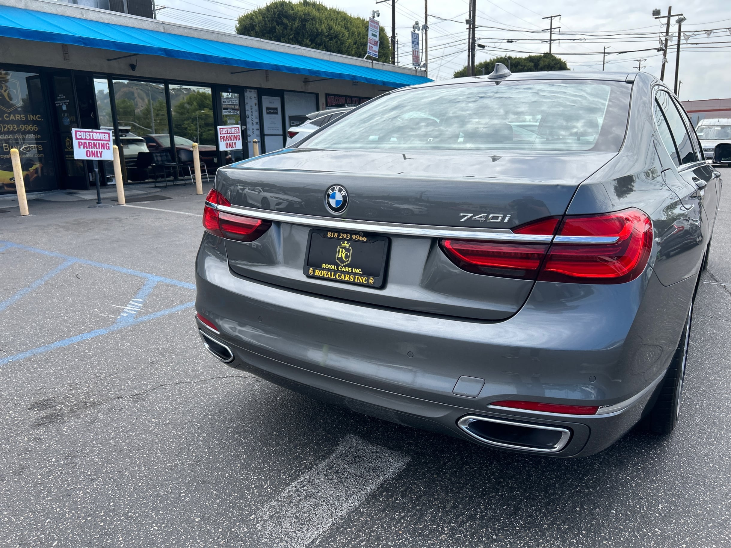 Photo 36 of this BMW 7 Series