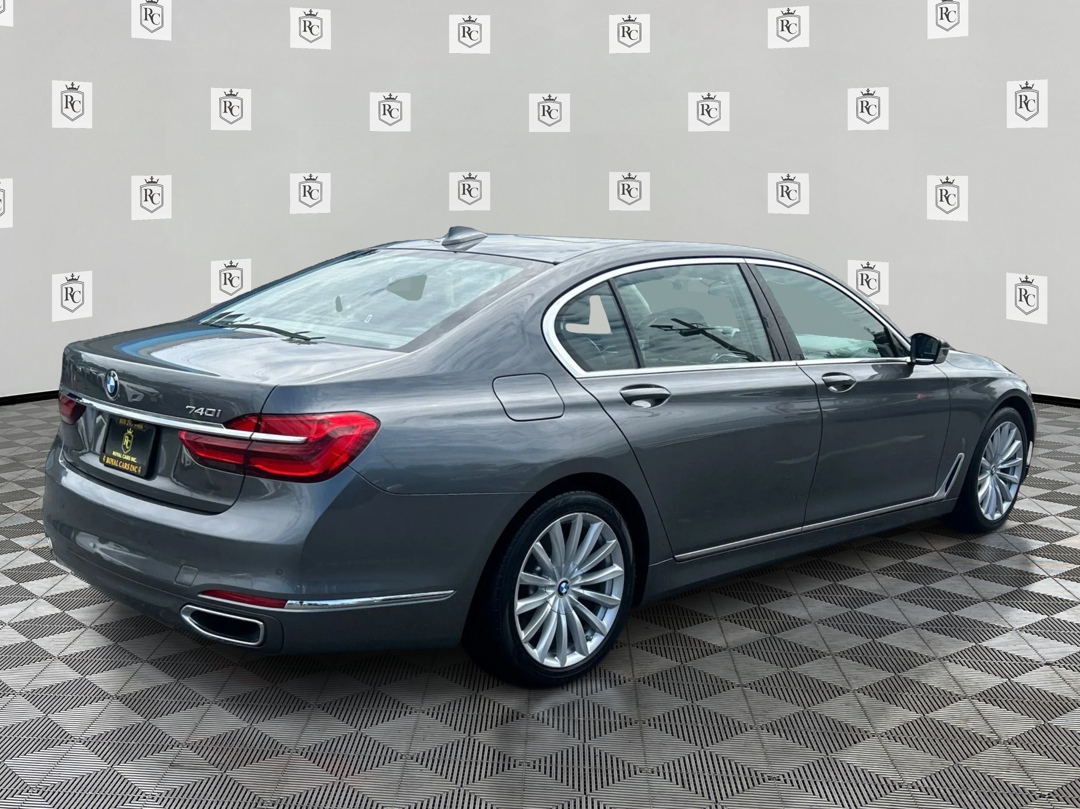 Photo 5 of this BMW 7 Series