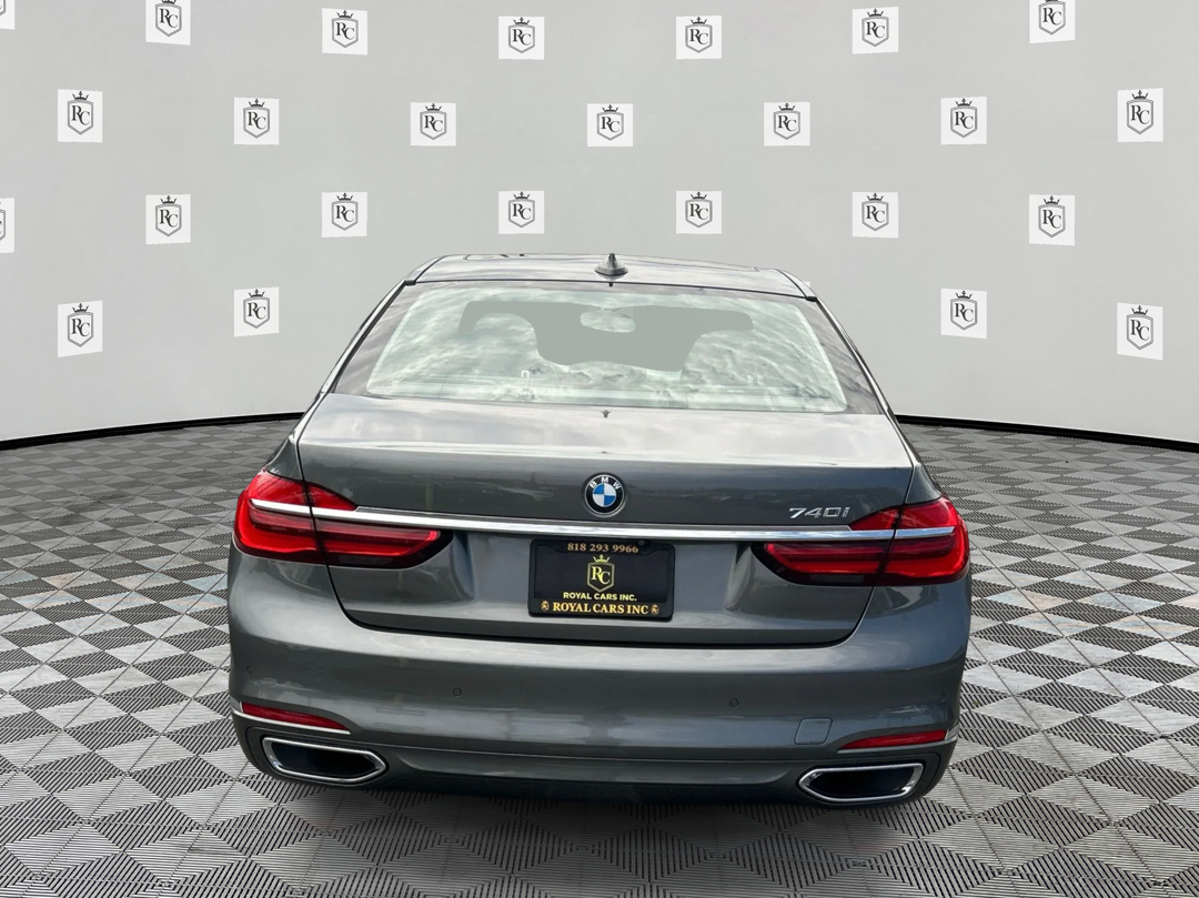 Photo 6 of this BMW 7 Series