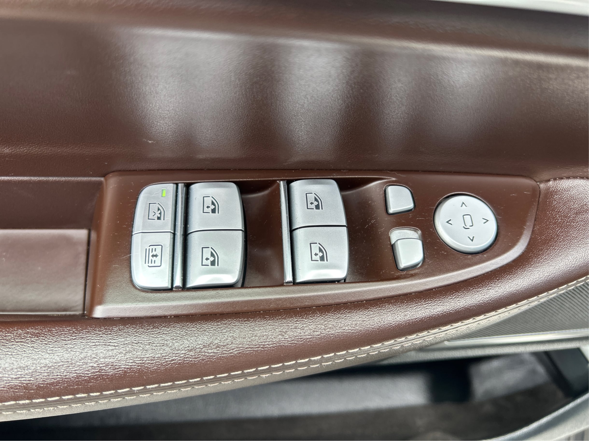 Photo 60 of this BMW 7 Series