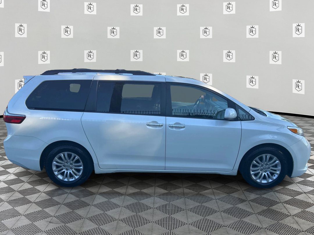 Photo 4 of this Toyota Sienna