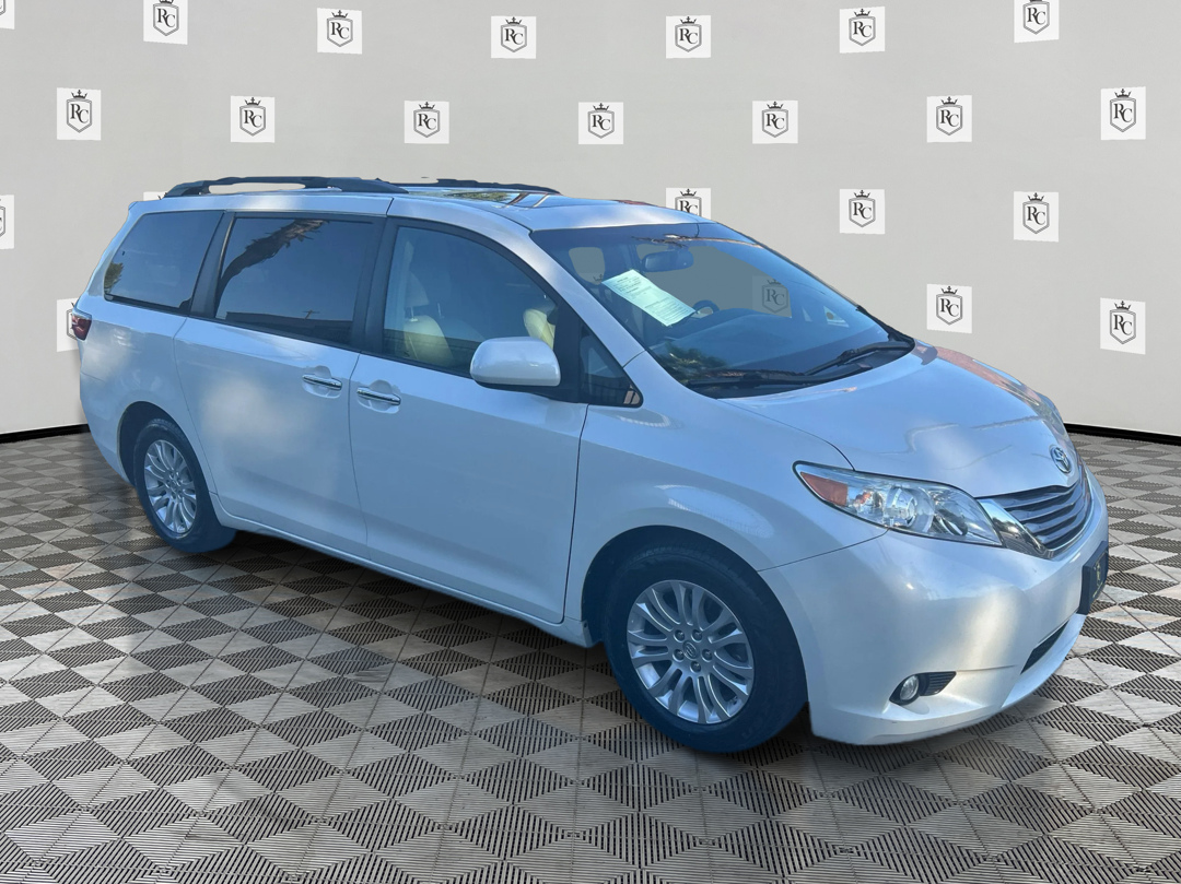 Photo 3 of this Toyota Sienna
