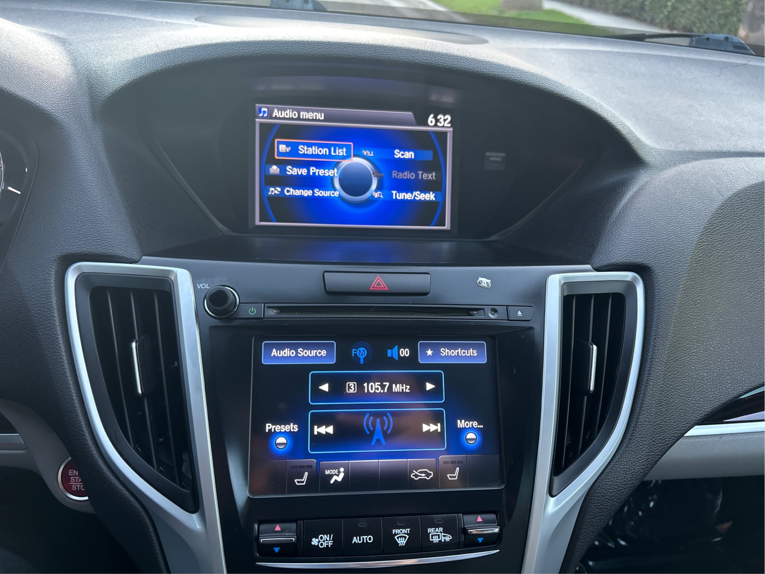 Photo 15 of this Acura TLX