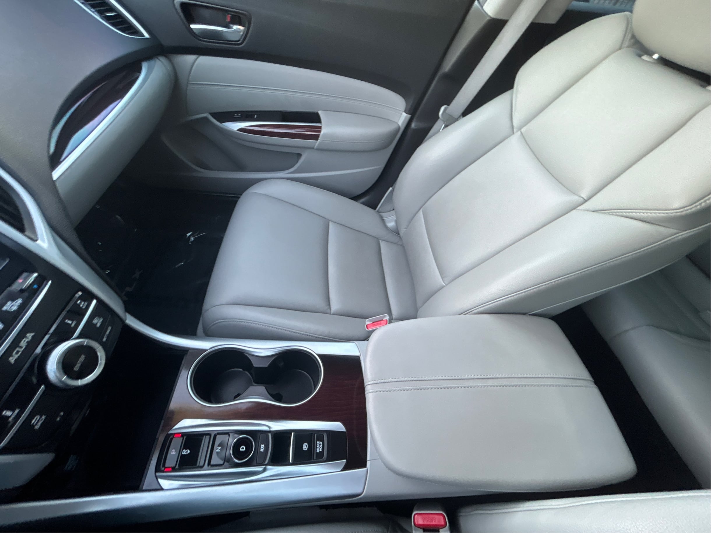 Photo 16 of this Acura TLX