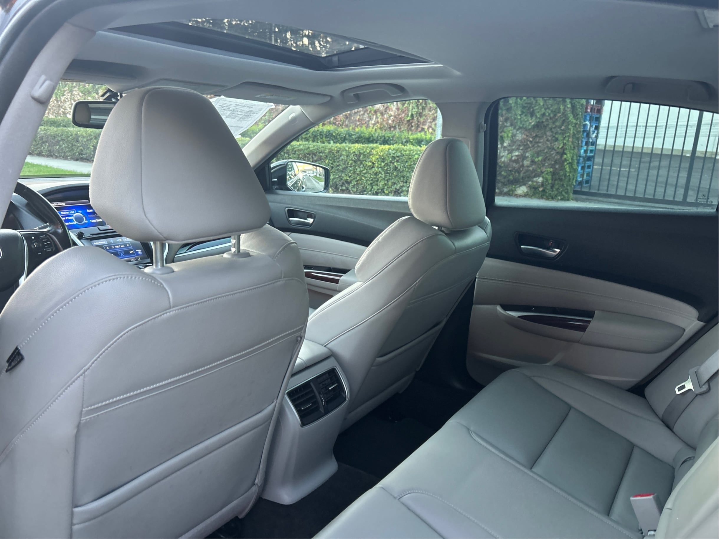 Photo 23 of this Acura TLX