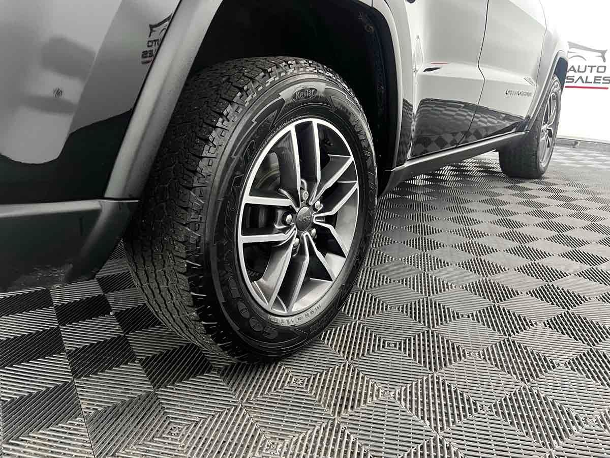 2019 Jeep Grand Cherokee Laredo E photo 12