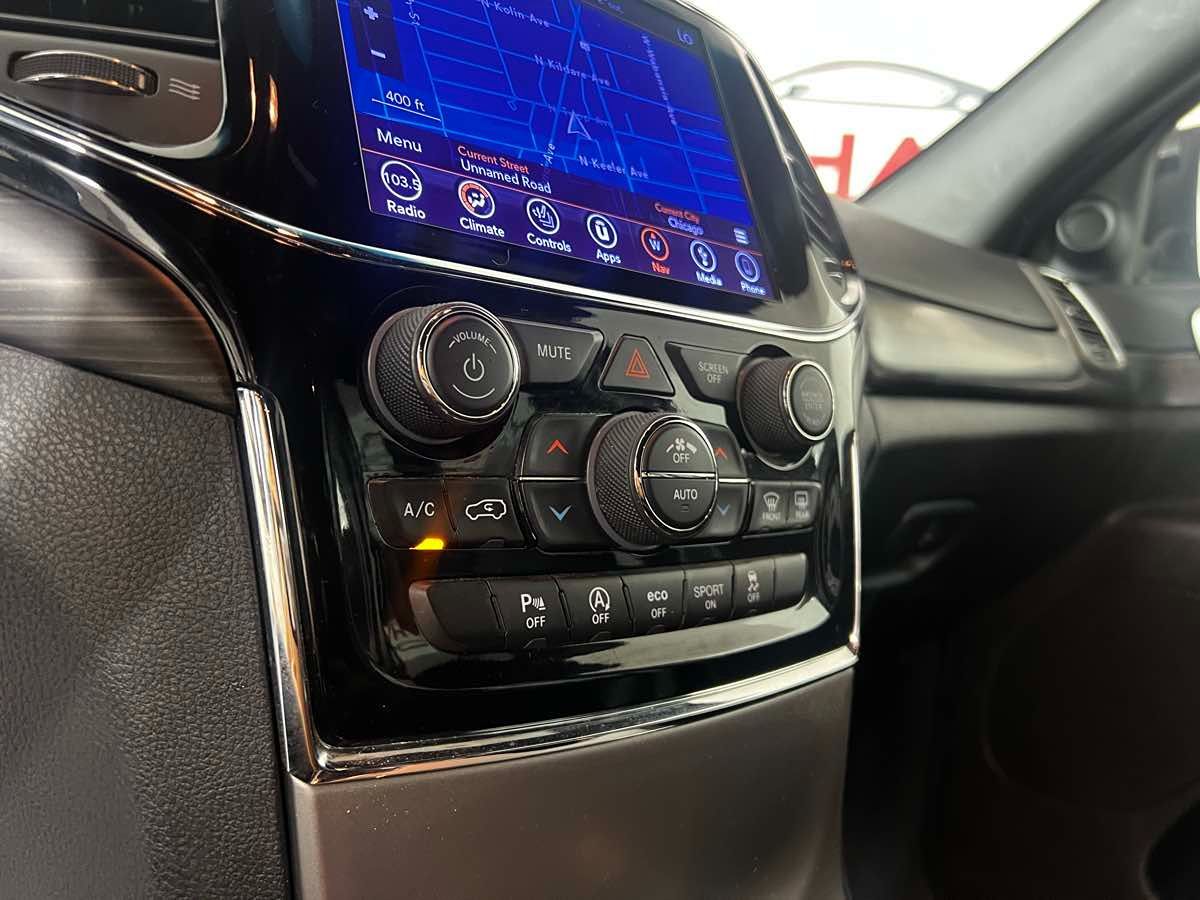 2019 Jeep Grand Cherokee Laredo E photo 16