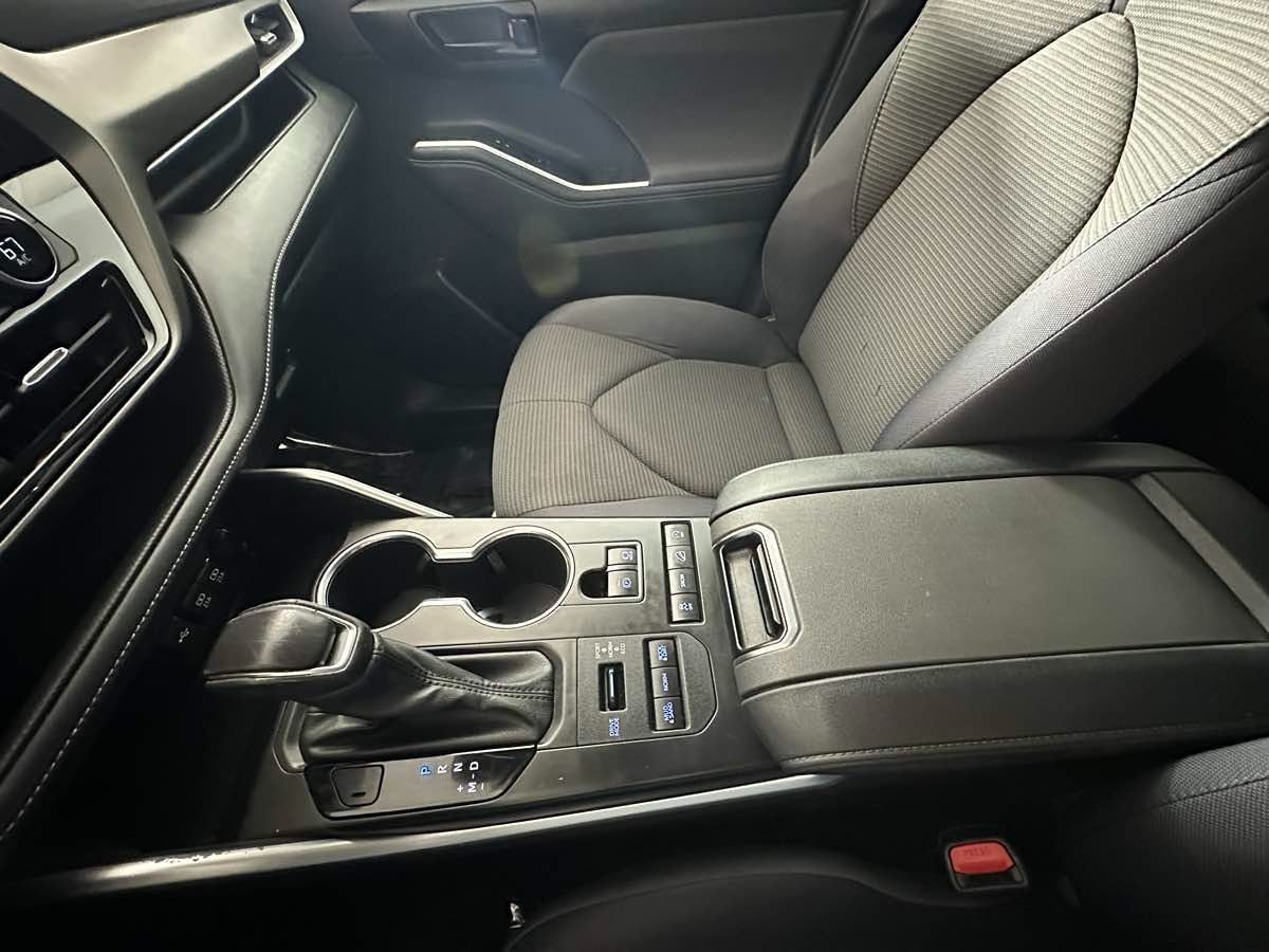 2021 Toyota Highlander LE SE photo 32
